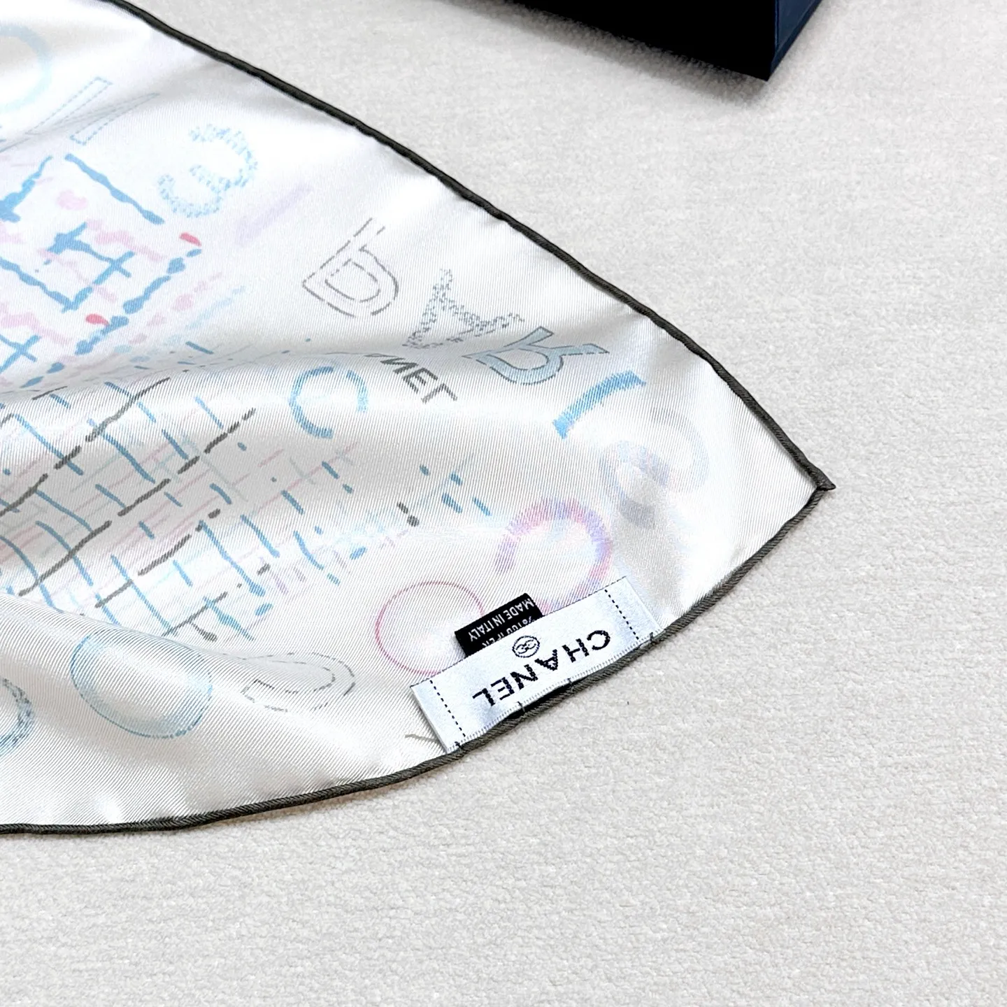 💰330. Product name: Colorful Kangpeng Fabric: Silk Size: 90*90 Color: Black Off-white Fashion is the process of constant transformation of classics. Classics reappear. Xiangjia Kangpeng series was launched in 2004. It is quilted and has a unique design with a large cc logo that is the symbol of Xiangjia. It is very popular. The name "Campon" comes from the hat workshop opened by Coco-Chamberlain on rue Cambon in Paris in 1910. Since then, rue Cambon has been a special symbol of Chanel's success, including the haute couture store she opened at 31 rue Cambon.