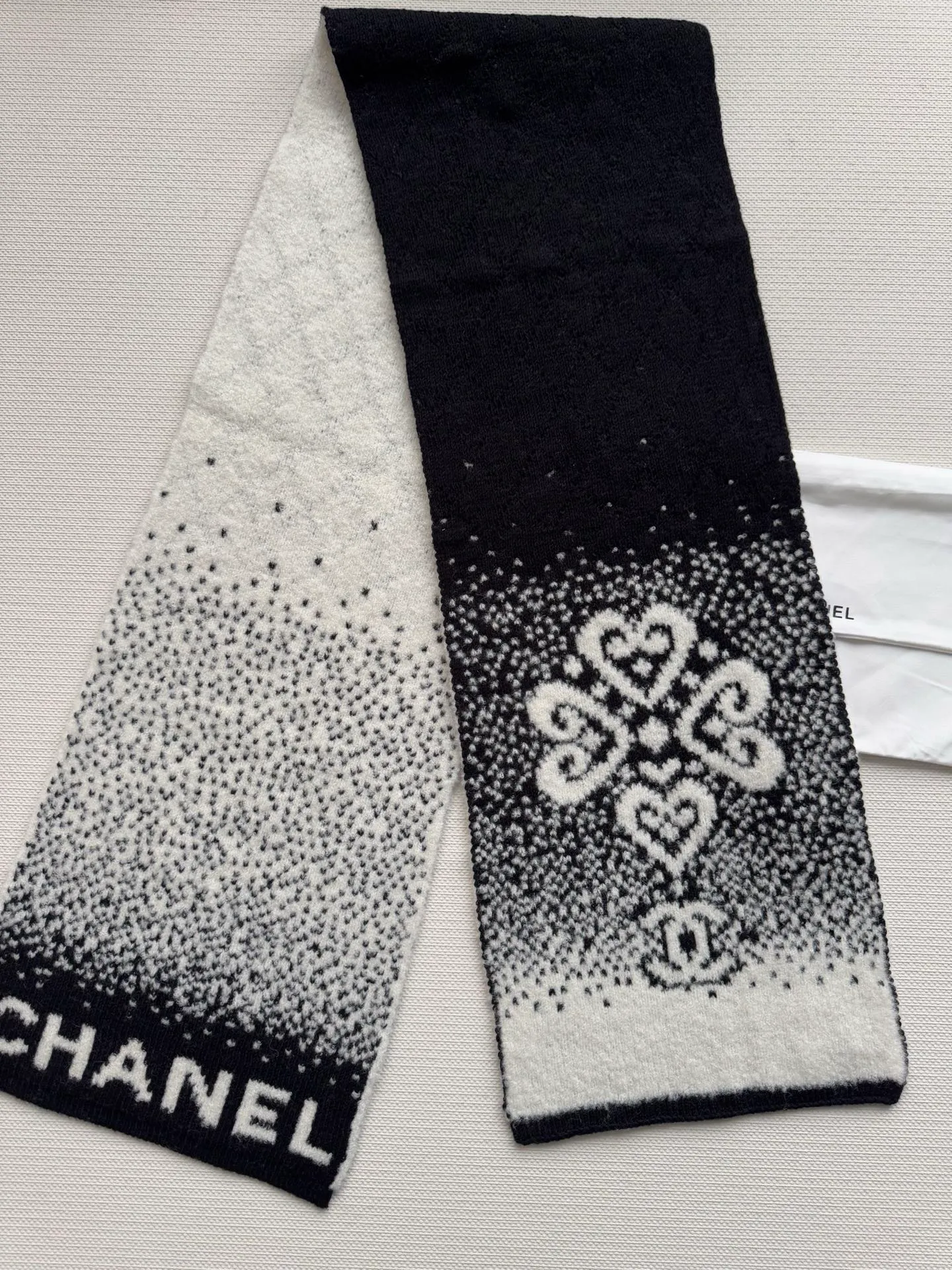 Scarf P540, hat P400, single selection available. New! Chanel (Chanel) gradient color block pattern scarf is made of wool blended material and 7-needle drawing process. The surface of the fabric has three-dimensional textures, a sense of layering, and a concave and convex grid texture. After the weaving is completed, the logo black and white classic color scarf is hand-picked to show the elegance. Wear it casually to create a simple and fashionable feeling and immediately enhance the overall look. 40% wool 32% silk 28% cashmere