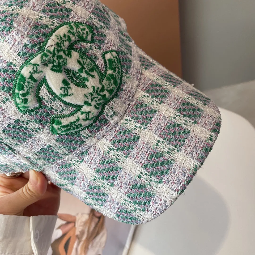 P60 [CHANEL Chanel] 2022 autumn and winter new diamond-shaped small fragrance baseball cap🧢, the big-name model is super easy to match, hurry up and get it!