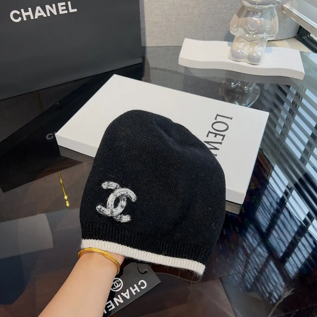 Special batch of 80 🖤Chanel, 2023 autumn and winter new knitted beanie, top version, three-dimensional logo embroidery, black and white