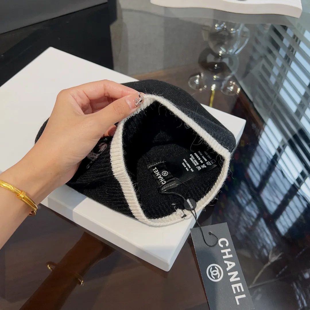 Special batch of 80 🖤Chanel, 2023 autumn and winter new knitted beanie, top version, three-dimensional logo embroidery, black and white