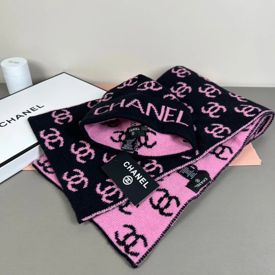P150 CHANEL Xiaohongshu popular style, official website new classic suit hat! Hat ➕Scarf! It feels great in hand! It’s warm and super comfortable. This winter, all you need is a hat set like this. It’s warm and fashionable! Welcome to choose!!
