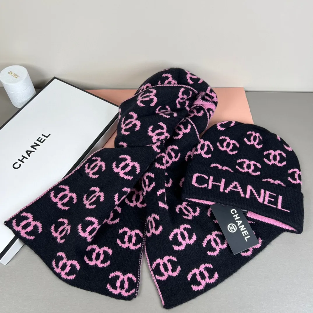 P150 CHANEL Xiaohongshu popular style, official website new classic suit hat! Hat ➕Scarf! It feels great in hand! It’s warm and super comfortable. This winter, all you need is a hat set like this. It’s warm and fashionable! Welcome to choose!!