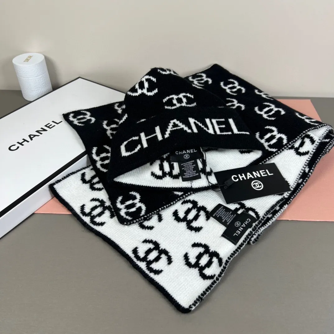 P150 CHANEL Xiaohongshu popular style, official website new classic suit hat! Hat ➕Scarf! It feels great in hand! It’s warm and super comfortable. This winter, all you need is a hat set like this. It’s warm and fashionable! Welcome to choose!!