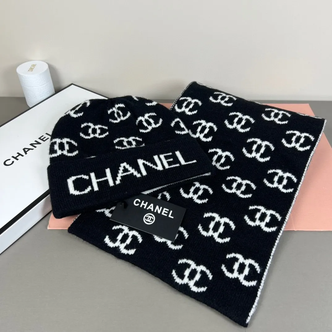 P150 CHANEL Xiaohongshu popular style, official website new classic suit hat! Hat ➕Scarf! It feels great in hand! It’s warm and super comfortable. This winter, all you need is a hat set like this. It’s warm and fashionable! Welcome to choose!!
