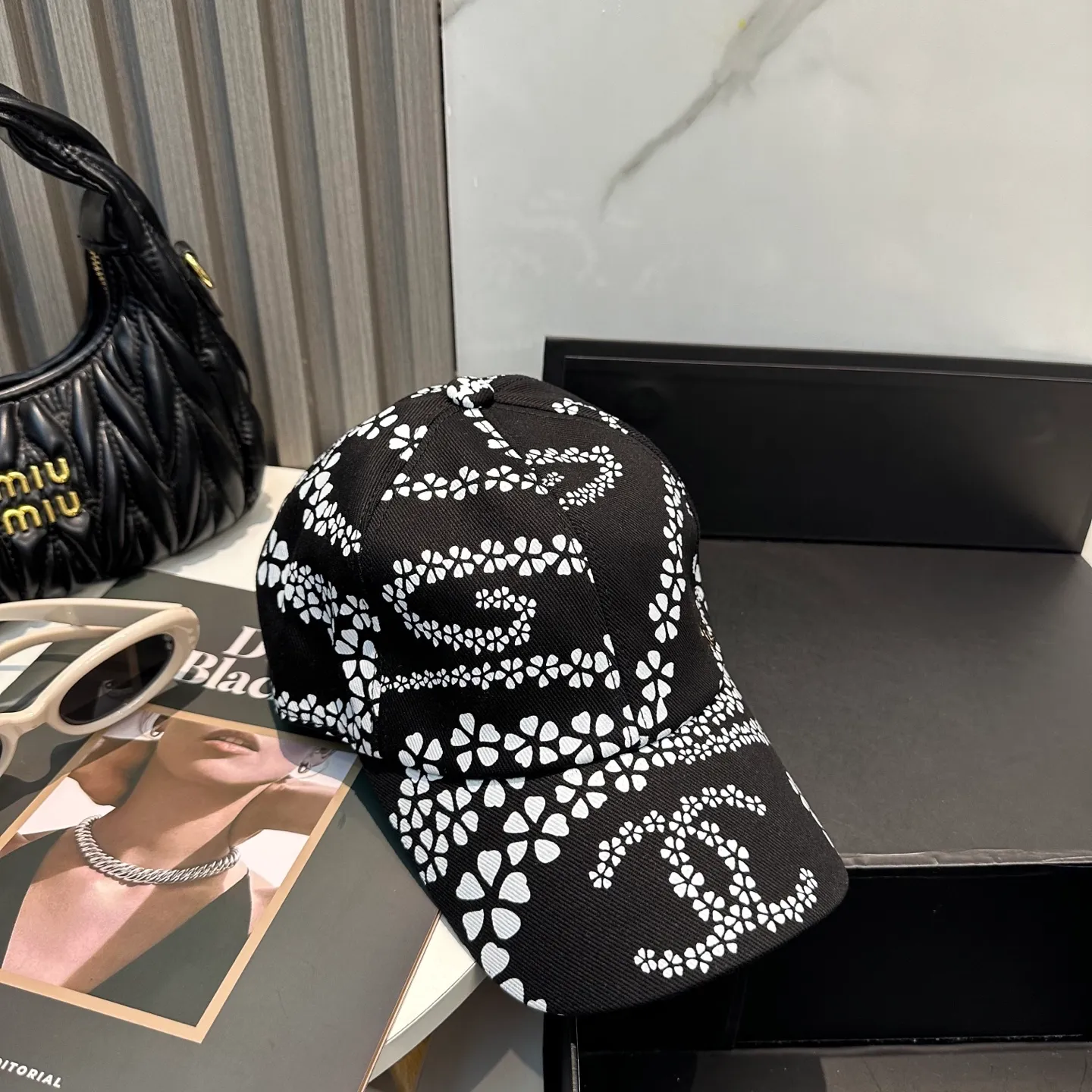 P100 Chanel's new high-version baseball cap, a classic baseball cap style, suitable for various occasions. Whether it is paired with casual wear or sportswear, it can easily enhance the fashion sense of the overall look. It is a trendy item that fashion lovers cannot miss.