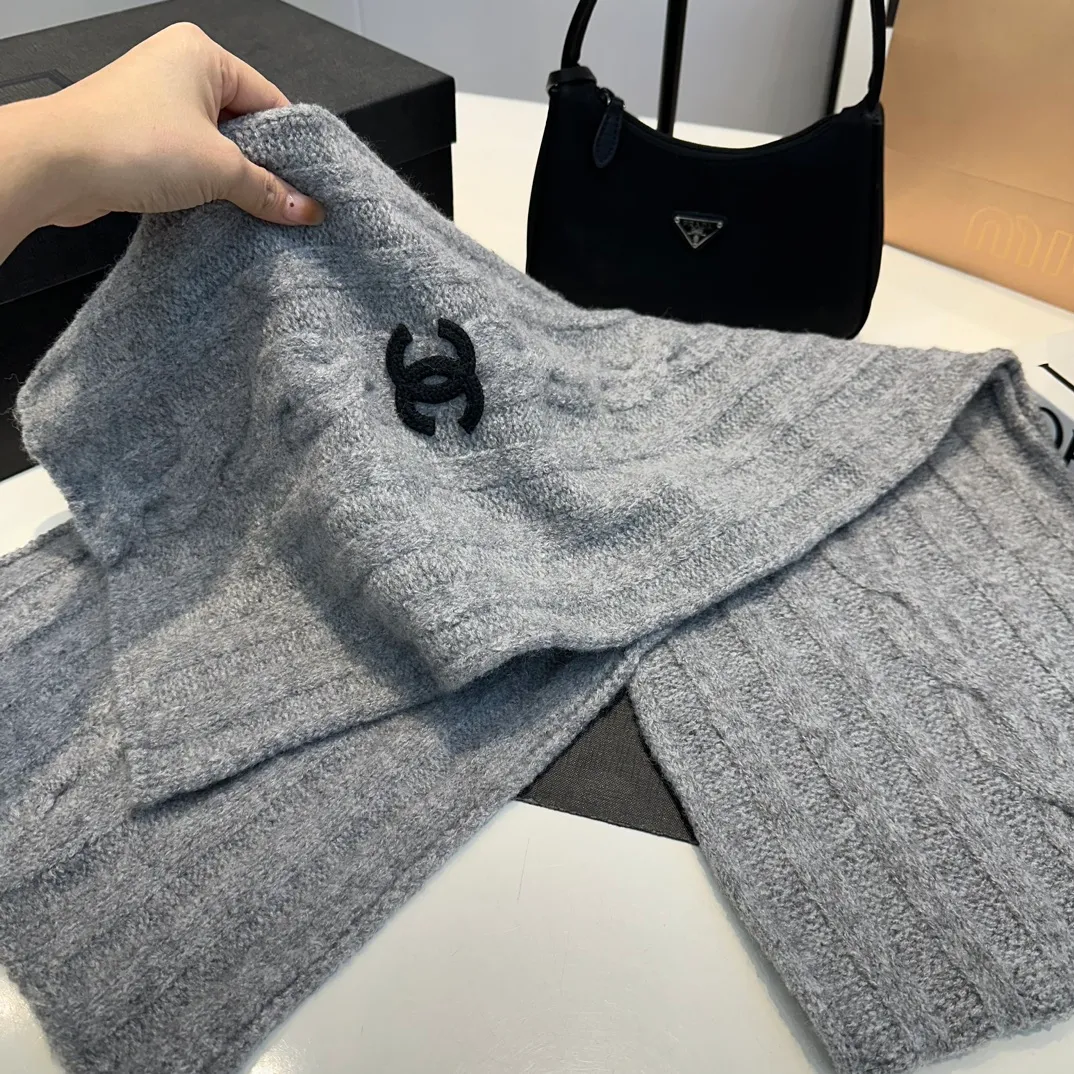 P160 Chanel Chanel autumn and winter woolen suit recommended by internet celebrity fashion bloggers, hat, gloves and scarf three-piece Xiaohongshu hot style, knitted hat with super soft and comfortable feel, excellent elasticity!