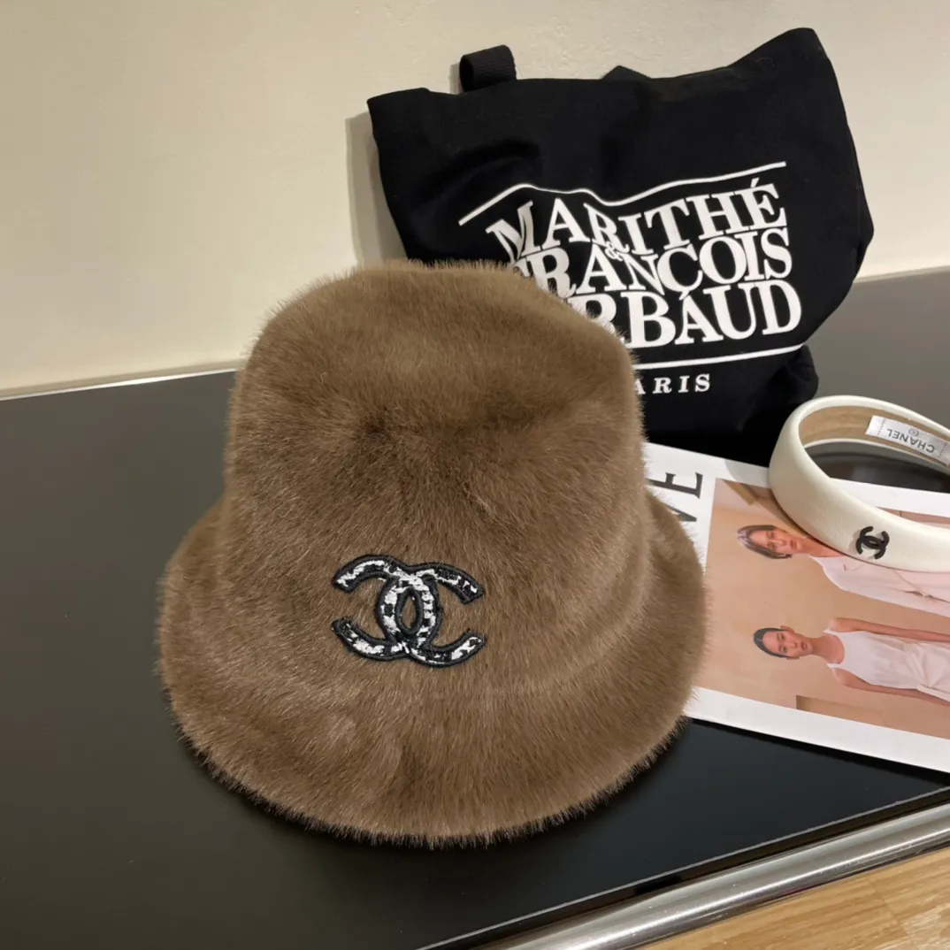 P60 CHANEL [Chanel] The new autumn and winter small fragrance style fisherman hat, plush and very comfortable, the big brand model is super easy to match, one that you can wear with your eyes closed.