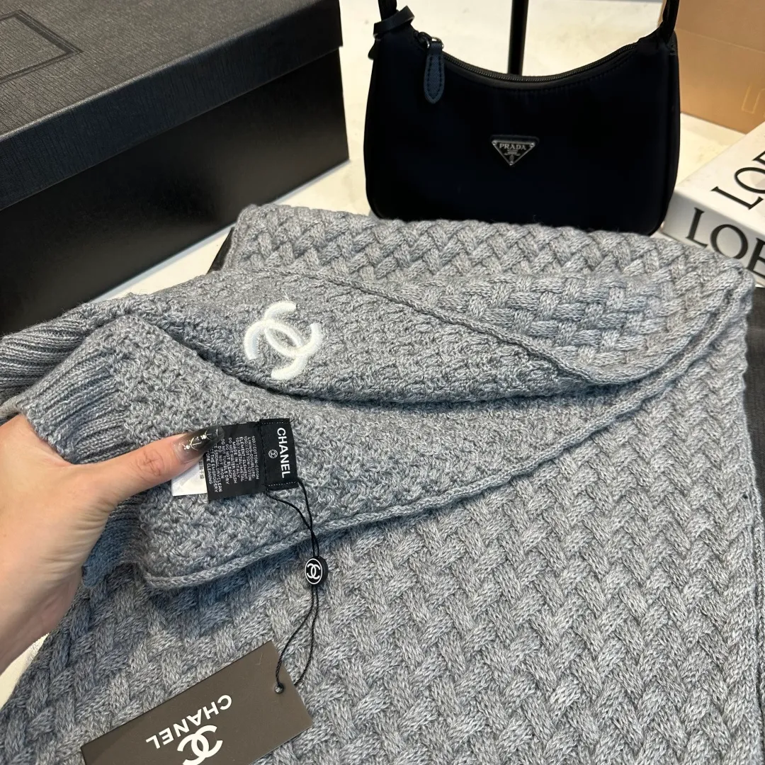 P280 Chane*🆕Chanel 25N new ski series wool hat, hat, scarf set, the popular Lei Feng hat on the Internet, black and white, versatile and cool, can be worn by men and women as a couple, warm and good-looking, a must-have