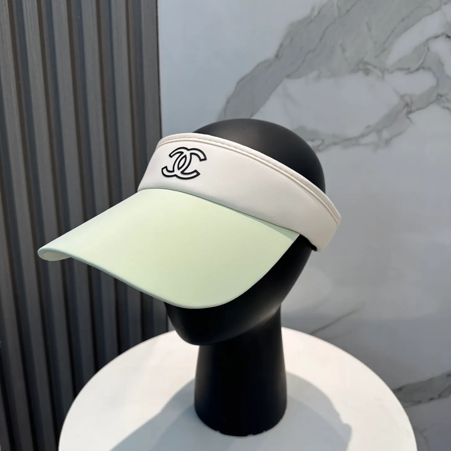 P56 Chanel's new ice silk empty top hat. Made of ice-like fabric, it is breathable and does not make you sweaty. It can keep you refreshed all day long even in the bright sun. It’s versatile and doesn’t matter your face shape. Wear it casually and look like a Korean girl~