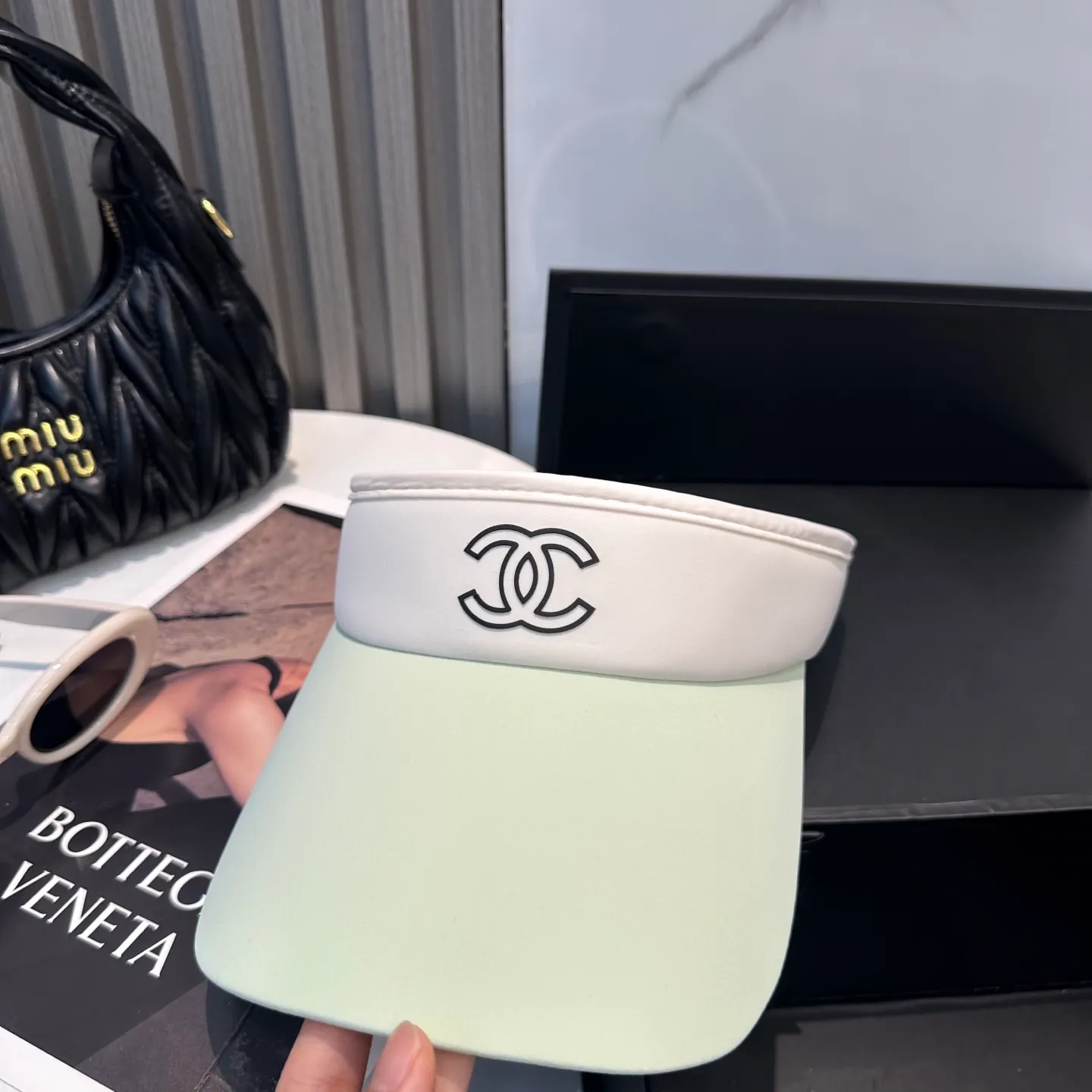 P56 Chanel's new ice silk empty top hat. Made of ice-like fabric, it is breathable and does not make you sweaty. It can keep you refreshed all day long even in the bright sun. It’s versatile and doesn’t matter your face shape. Wear it casually and look like a Korean girl~
