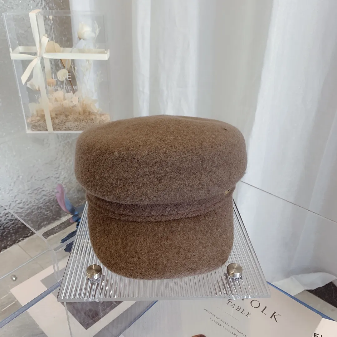 P80 CHANEL Chanel Duck Tongue Bere, very popular this year! A very good-looking navy hat, the short bill makes your face look slimmer! This year’s brown color has a different feel 🤎 It is the protagonist of this autumn and winter’s popular colors! Very nice! So cool! Wool, warm and concave shape. Head circumference: 58cm