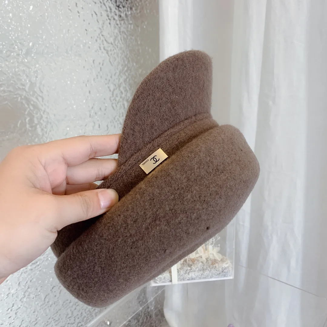 P80 CHANEL Chanel Duck Tongue Bere, very popular this year! A very good-looking navy hat, the short bill makes your face look slimmer! This year’s brown color has a different feel 🤎 It is the protagonist of this autumn and winter’s popular colors! Very nice! So cool! Wool, warm and concave shape. Head circumference: 58cm