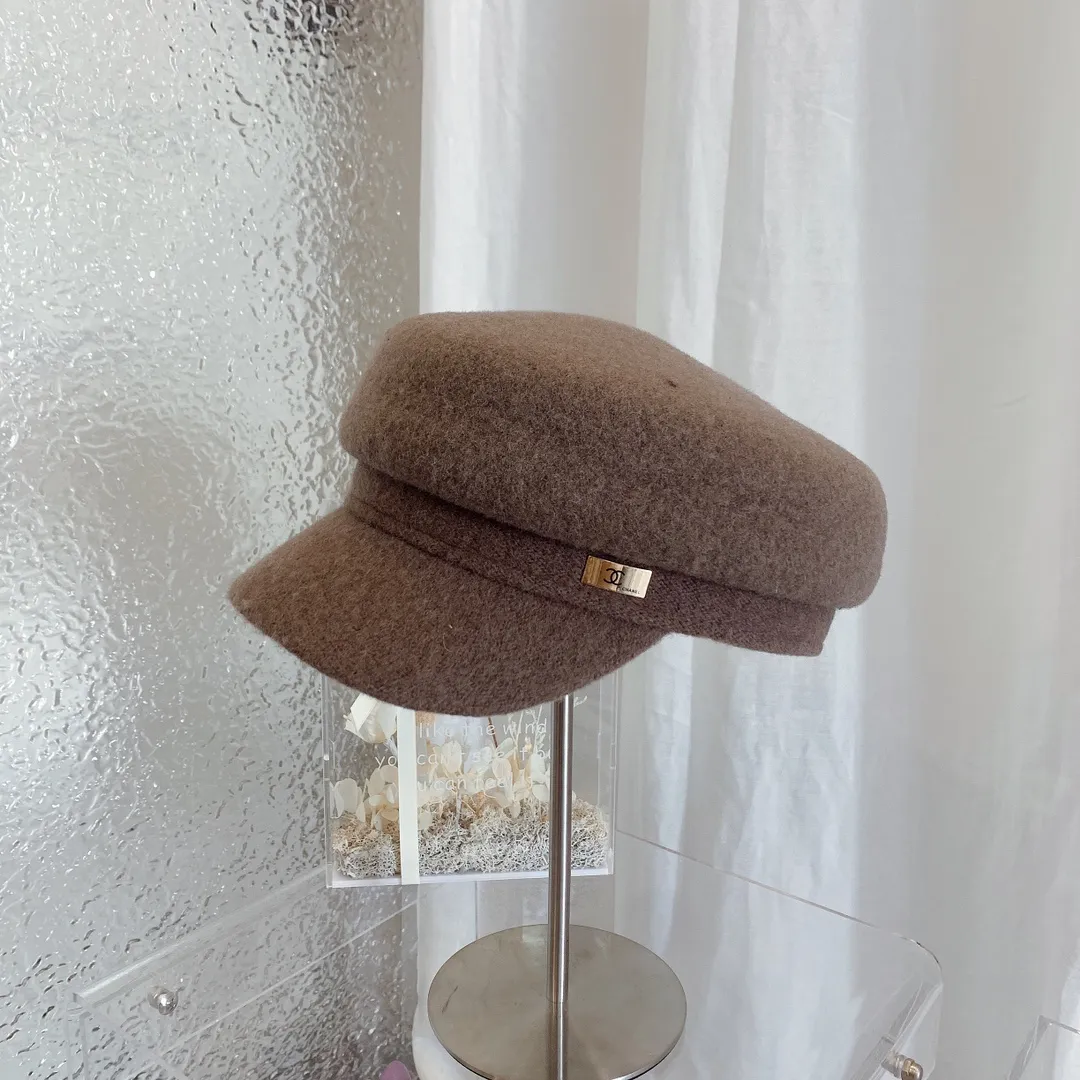 P80 CHANEL Chanel Duck Tongue Bere, very popular this year! A very good-looking navy hat, the short bill makes your face look slimmer! This year’s brown color has a different feel 🤎 It is the protagonist of this autumn and winter’s popular colors! Very nice! So cool! Wool, warm and concave shape. Head circumference: 58cm