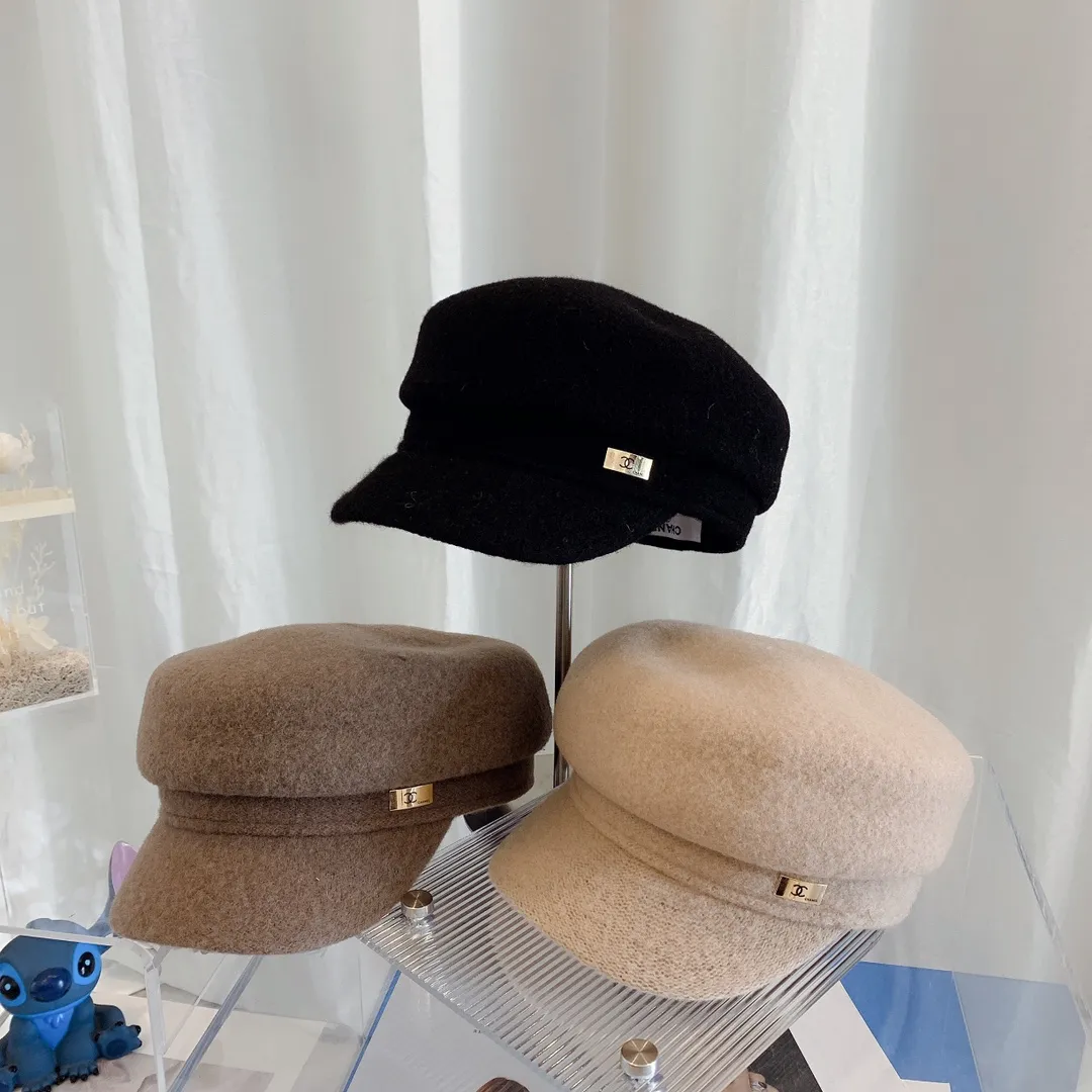 P80 CHANEL Chanel Duck Tongue Bere, very popular this year! A very good-looking navy hat, the short bill makes your face look slimmer! This year’s brown color has a different feel 🤎 It is the protagonist of this autumn and winter’s popular colors! Very nice! So cool! Wool, warm and concave shape. Head circumference: 58cm