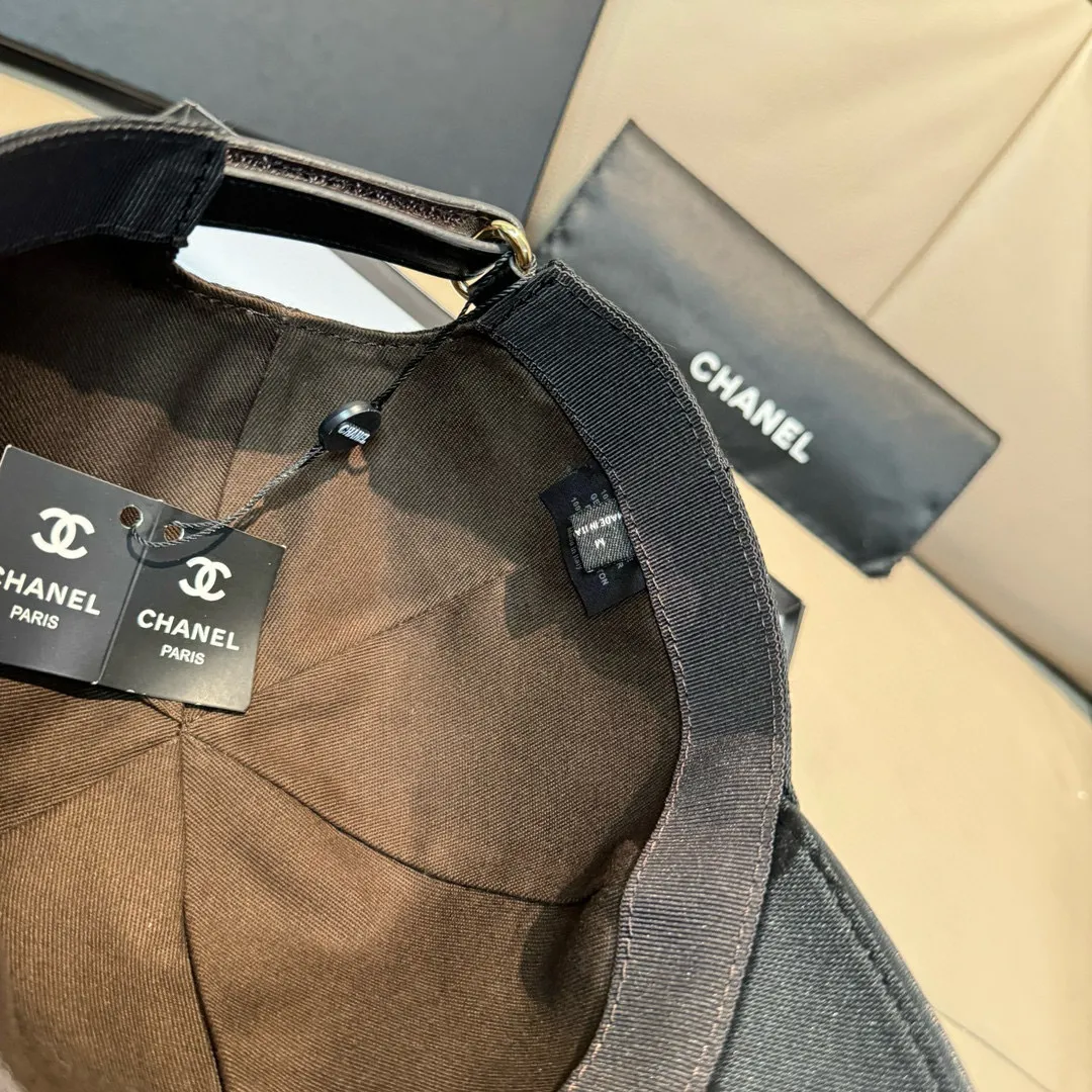p90., Chanel (Chanel) classic original baseball cap, classic double C, 1:1 mold opening and customization at the counter, original canvas fabric + first layer of cowhide, light and breathable! The quality is great, the basic head circumference is 56cm, and the patch is adjustable.