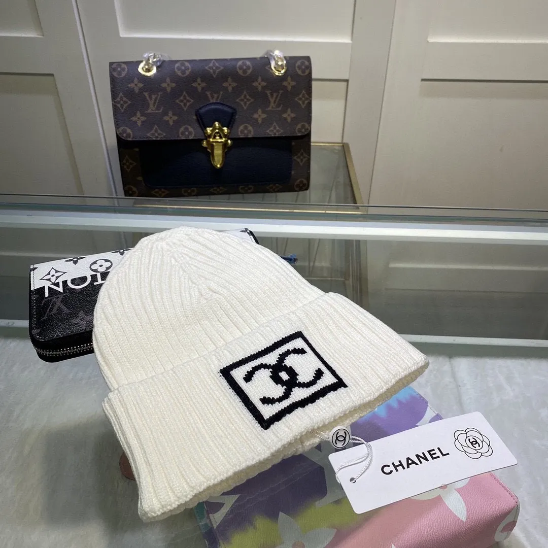 P46 comes with dust bag. CHANEL🎩cashmere wool quality knitted hat, fashionable, good quality, high-end, super soft! Super hot💖The texture is great and it’s great to match when out on the street! Fashion trends! A must-have item for autumn and winter, get it now!