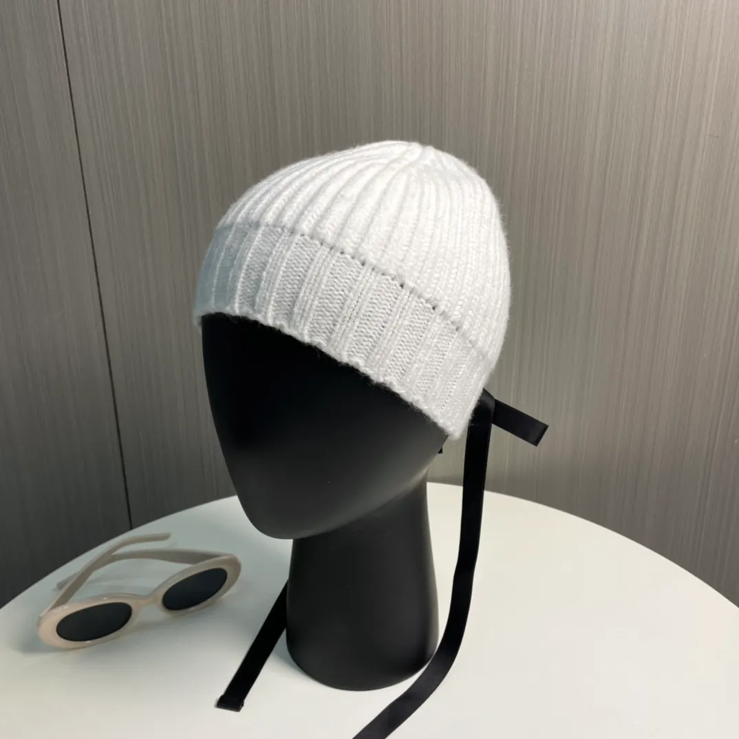 P60 CHANEL Chanel bow beanie, planted by Jennie, the heart beats the action, chanel24b’s latest autumn and winter new product, bow decoration + double C logo diamond embellishment wool knitted cold hat Xiaohongshu Internet celebrity hot style