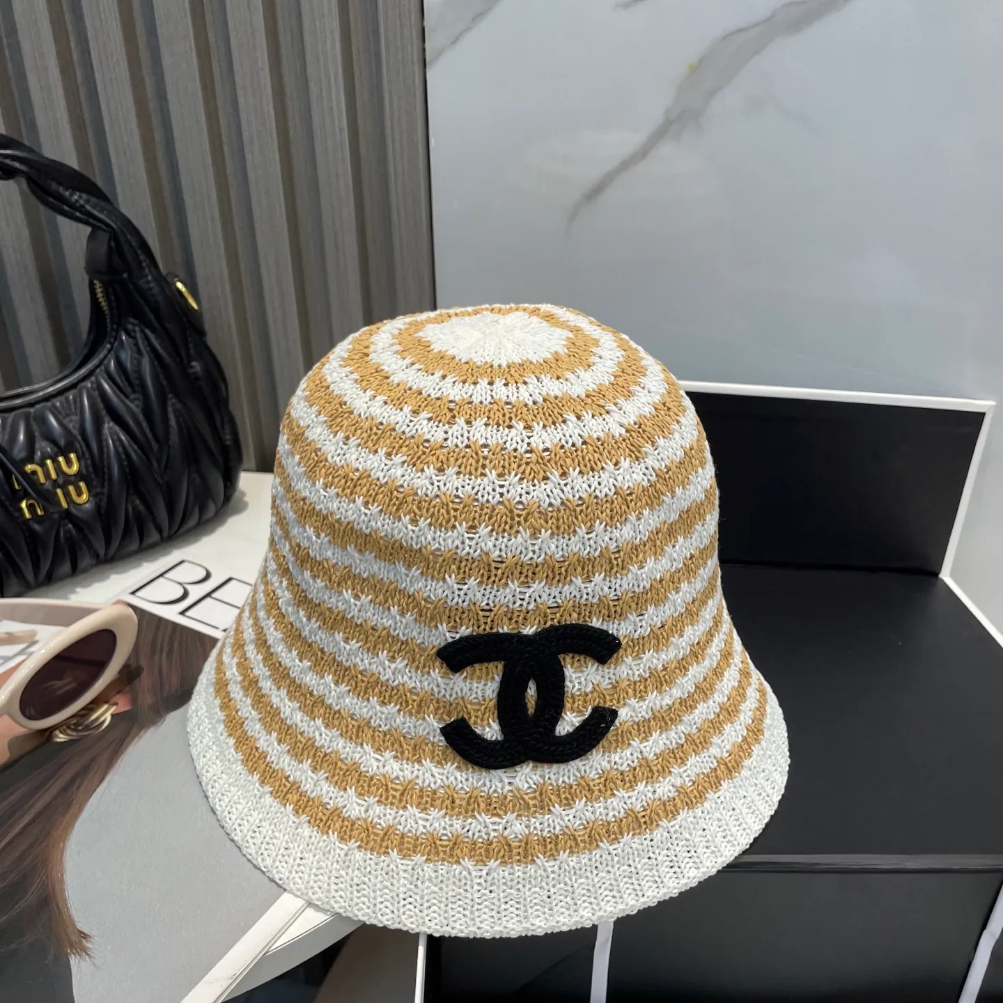 P66 CHANEL's new knitted basin hat, made of high density, a super tasteful knitted hat ~ the first choice for going out on the street! The shape of the hat is super nice, the color is perfect, and it’s light to carry! A must-have for little fairies🧚Head circumference 57cm