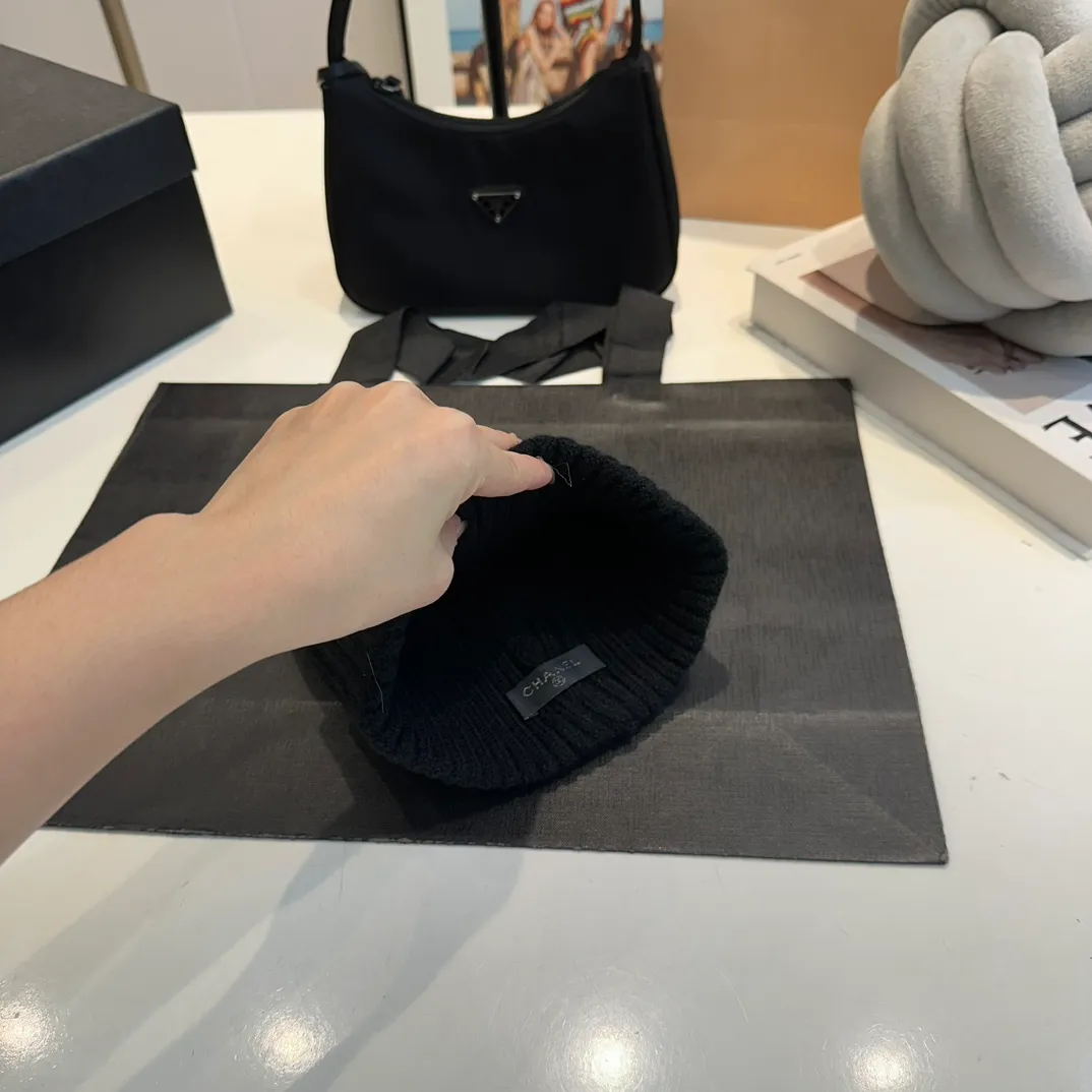 P50 CHANEL Autumn and Winter Striped Twist Wool Knitted Thick Cuffed Beanie Hat. The year-end heavy-duty high-looking fairy knitted hat is extremely versatile, easy on the head, and feels extremely soft and waxy. High-elastic rabbit wool does not deform.