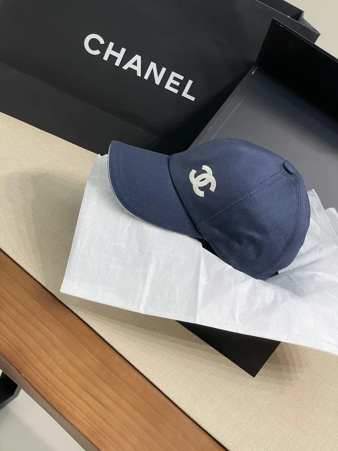 The P90 Chanel baseball cap is really amazing! New colors: Olive green is full of vitality, khaki is gentle and versatile, and the simple tones are perfect for daily outings~ The iconic double C logo is low-key and luxurious, and the exquisite embroidery highlights the quality. Wear it casually and you will instantly feel fashionable. Who wouldn’t love it?