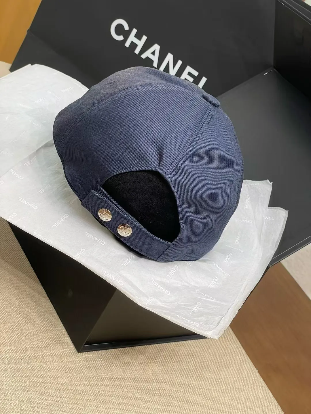 The P90 Chanel baseball cap is really amazing! New colors: Olive green is full of vitality, khaki is gentle and versatile, and the simple tones are perfect for daily outings~ The iconic double C logo is low-key and luxurious, and the exquisite embroidery highlights the quality. Wear it casually and you will instantly feel fashionable. Who wouldn’t love it?