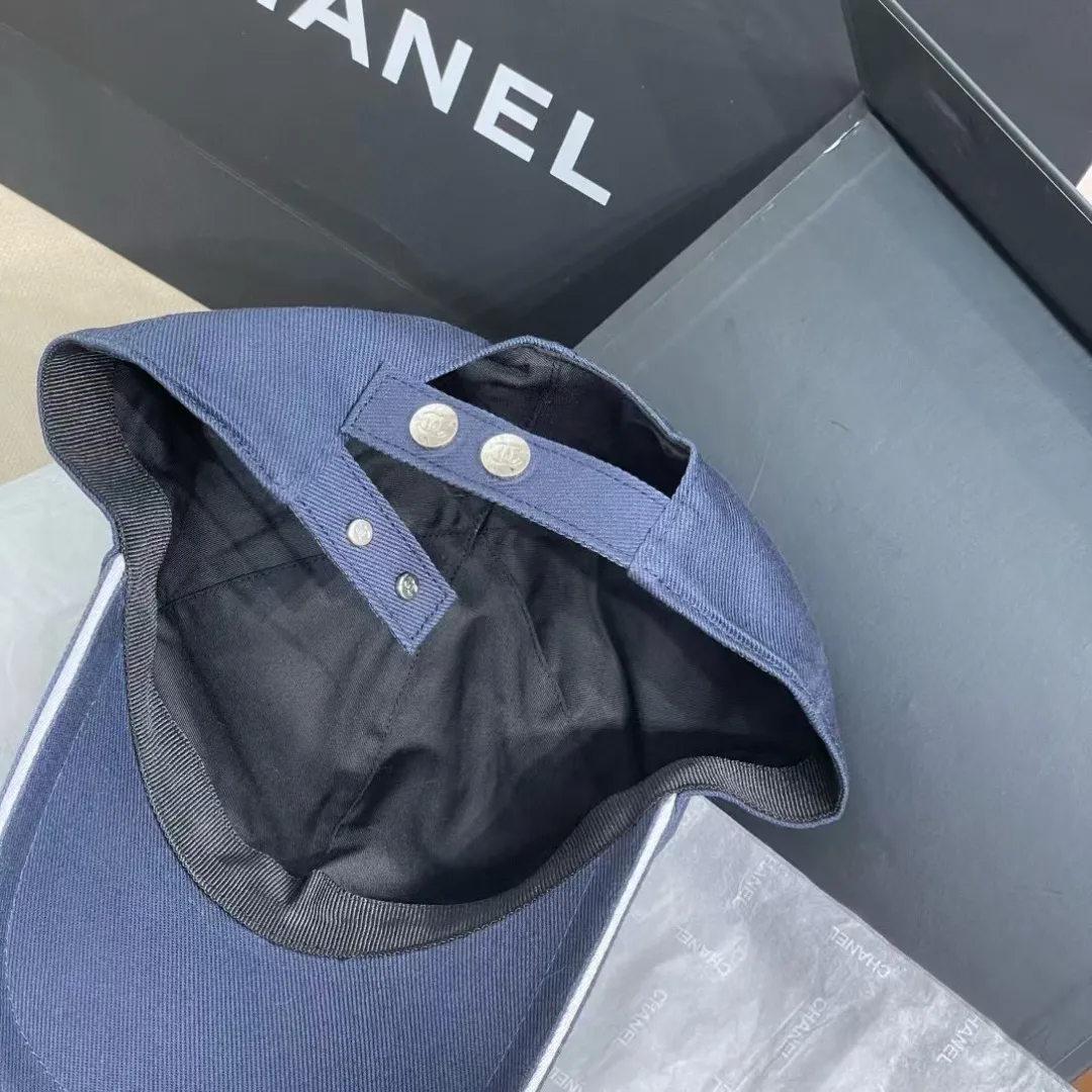 The P90 Chanel baseball cap is really amazing! New colors: Olive green is full of vitality, khaki is gentle and versatile, and the simple tones are perfect for daily outings~ The iconic double C logo is low-key and luxurious, and the exquisite embroidery highlights the quality. Wear it casually and you will instantly feel fashionable. Who wouldn’t love it?