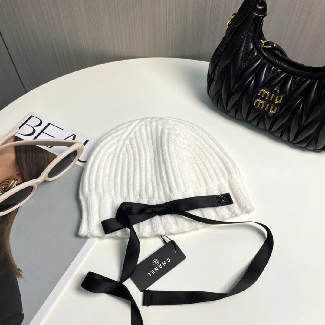 P60 CHANEL Chanel bow beanie, planted by Jennie, the heart beats the action, chanel24b’s latest autumn and winter new product, bow decoration + double C logo diamond embellishment wool knitted cold hat Xiaohongshu Internet celebrity hot style