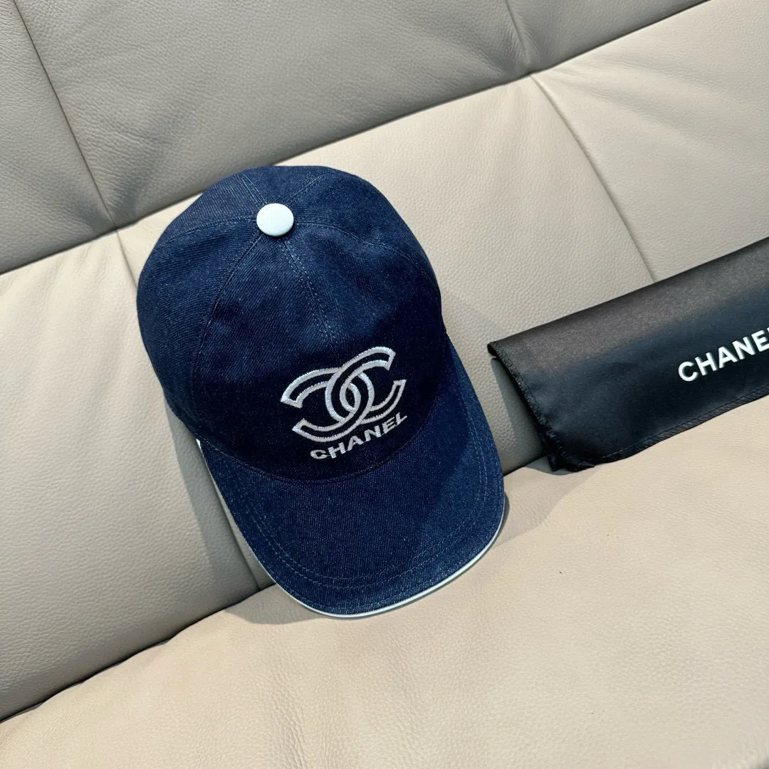 p90, Chanel's new original baseball cap, denim double C embroidery, 1:1 mold opening and customization at the counter, original denim fabric + first-layer cowhide, light and breathable! The quality is great, the basic head circumference is 56cm, and the patch is adjustable.