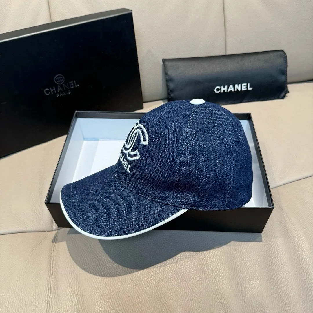 p90, Chanel's new original baseball cap, denim double C embroidery, 1:1 mold opening and customization at the counter, original denim fabric + first-layer cowhide, light and breathable! The quality is great, the basic head circumference is 56cm, and the patch is adjustable.