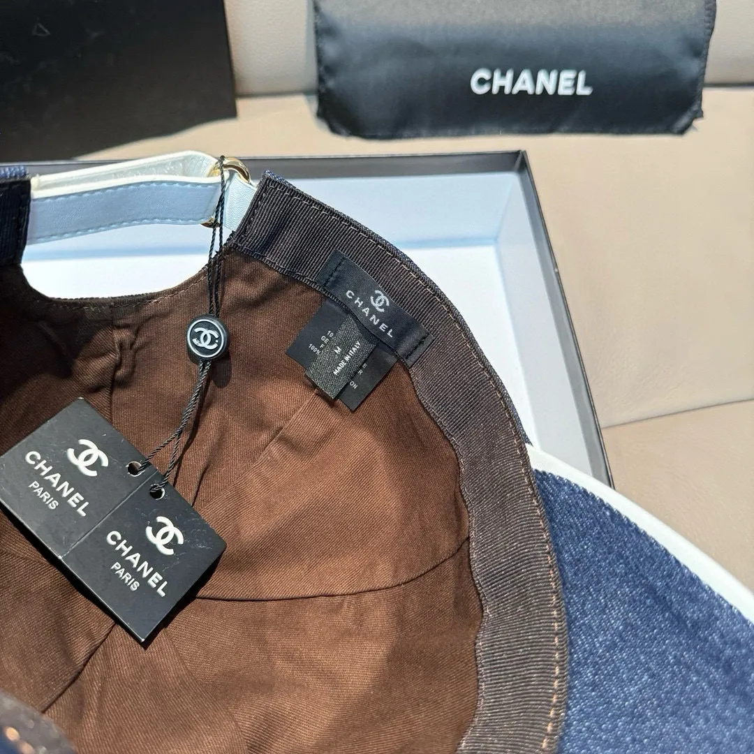 p90, Chanel's new original baseball cap, denim double C embroidery, 1:1 mold opening and customization at the counter, original denim fabric + first-layer cowhide, light and breathable! The quality is great, the basic head circumference is 56cm, and the patch is adjustable.
