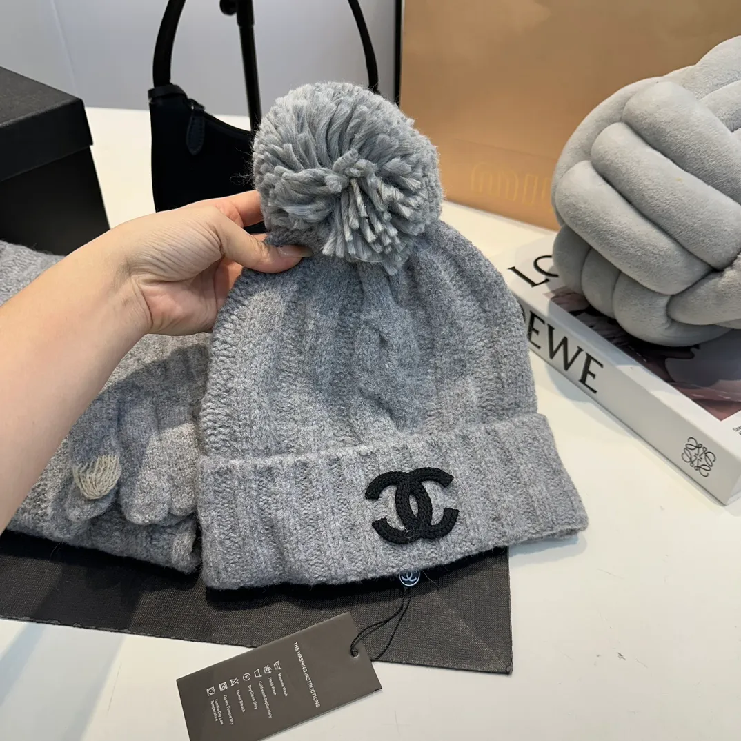 P160 Chanel Chanel autumn and winter woolen suit recommended by internet celebrity fashion bloggers, hat, gloves and scarf three-piece Xiaohongshu hot style, knitted hat with super soft and comfortable feel, excellent elasticity!