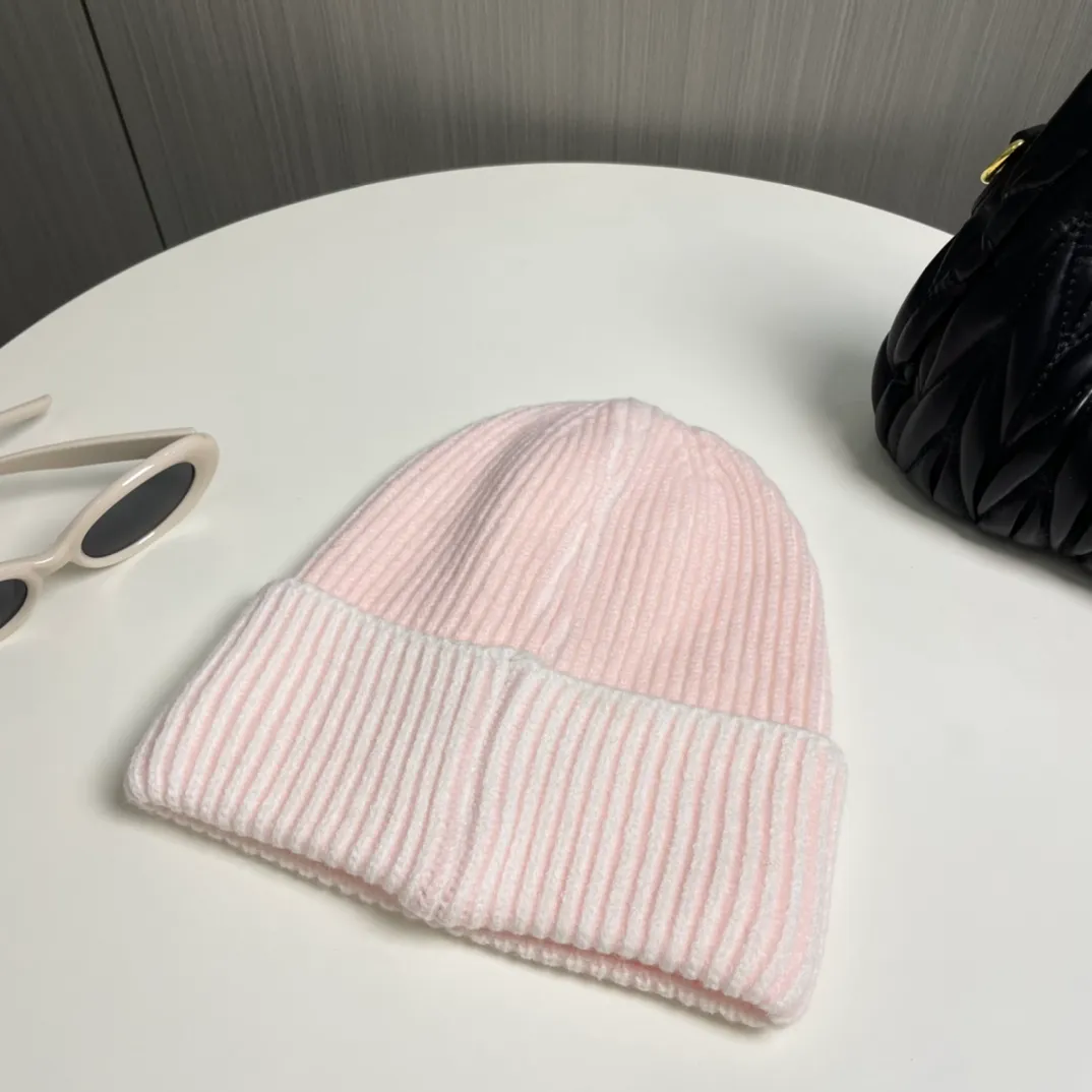 P56 comes with dust bag 🌺 [CHANEL] New knitted hat, Xiaohongshu, the main recommendation of major Internet celebrities! Thicker and warmer, fashionable and popular🌸First-class texture, the best brand for keeping warm in autumn and winter, order now, limited quantity available