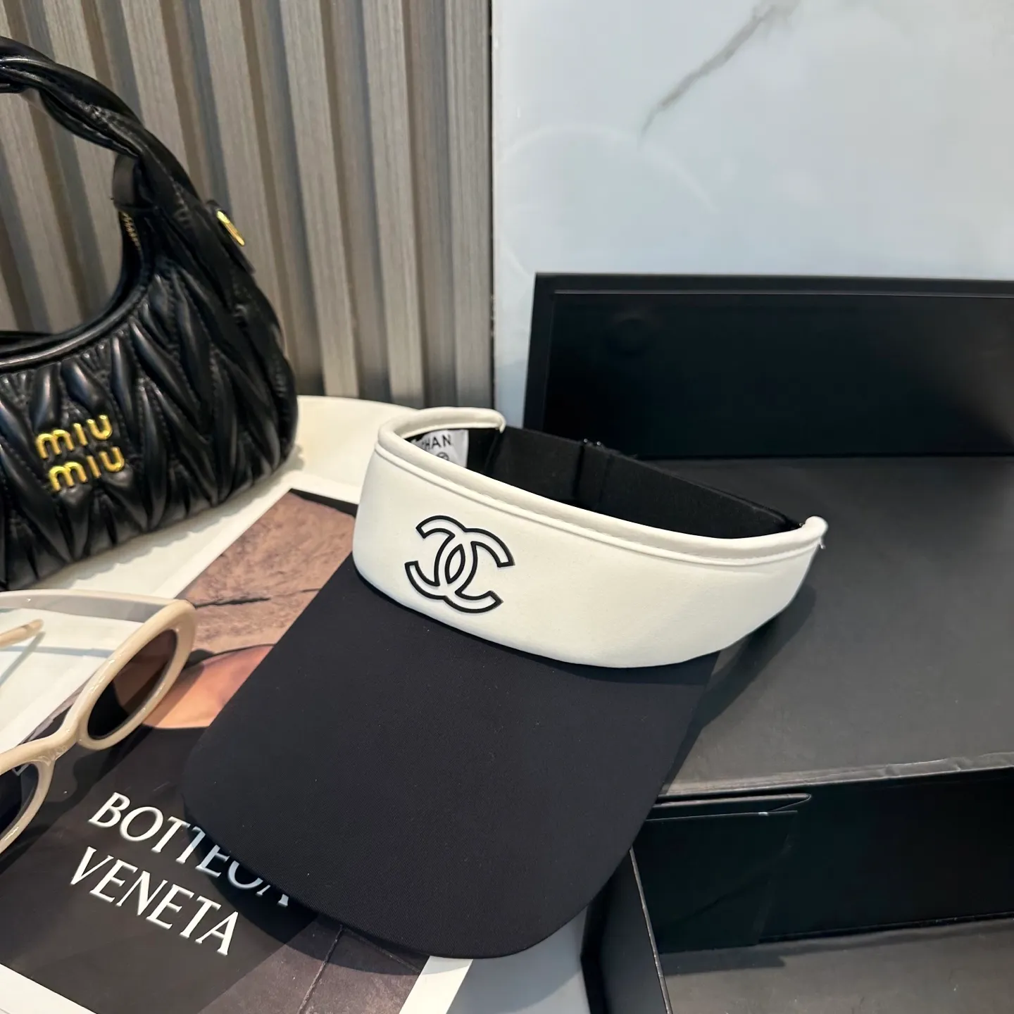 P56 Chanel's new ice silk empty top hat. Made of ice-like fabric, it is breathable and does not make you sweaty. It can keep you refreshed all day long even in the bright sun. It’s versatile and doesn’t matter your face shape. Wear it casually and look like a Korean girl~