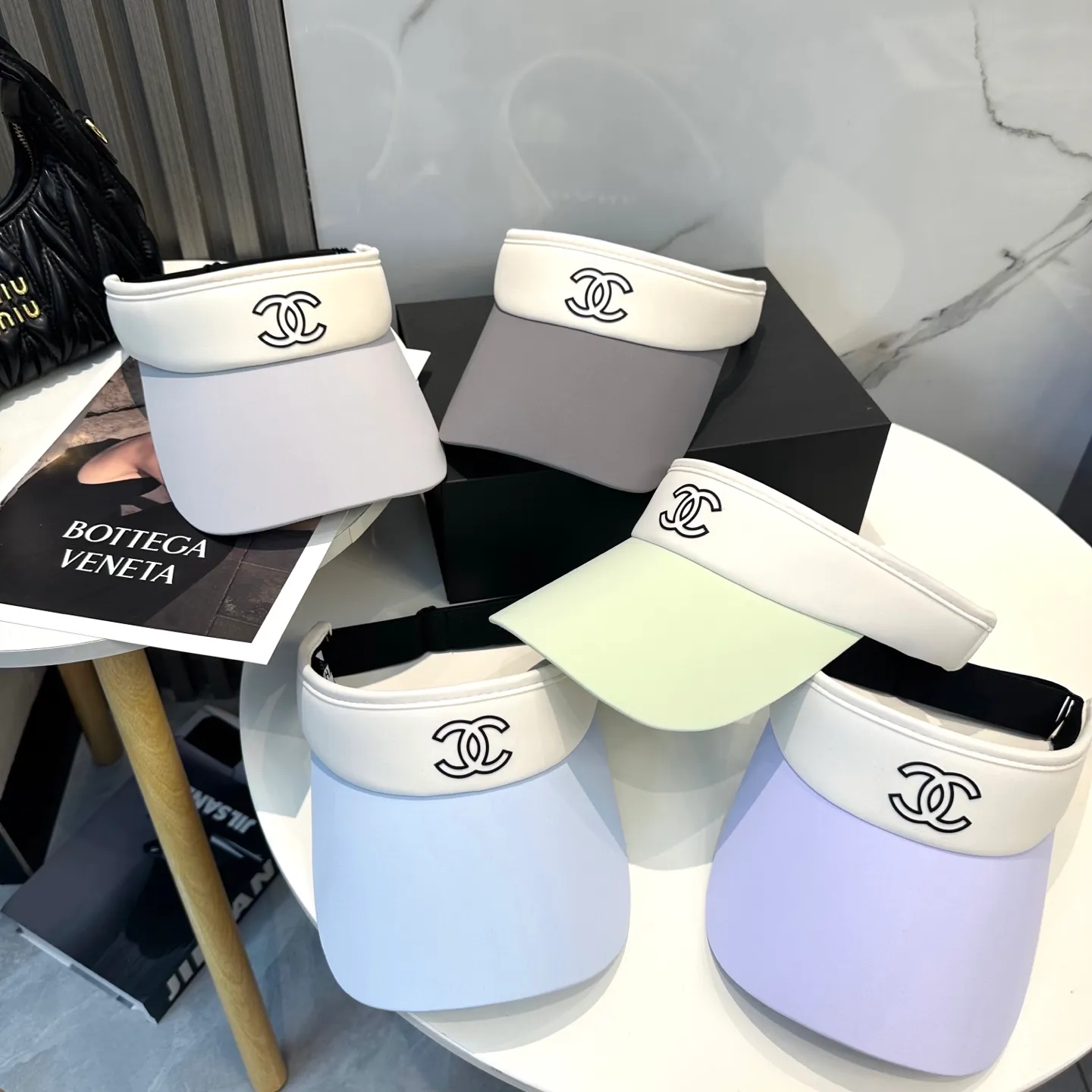 P56 Chanel's new ice silk empty top hat. Made of ice-like fabric, it is breathable and does not make you sweaty. It can keep you refreshed all day long even in the bright sun. It’s versatile and doesn’t matter your face shape. Wear it casually and look like a Korean girl~