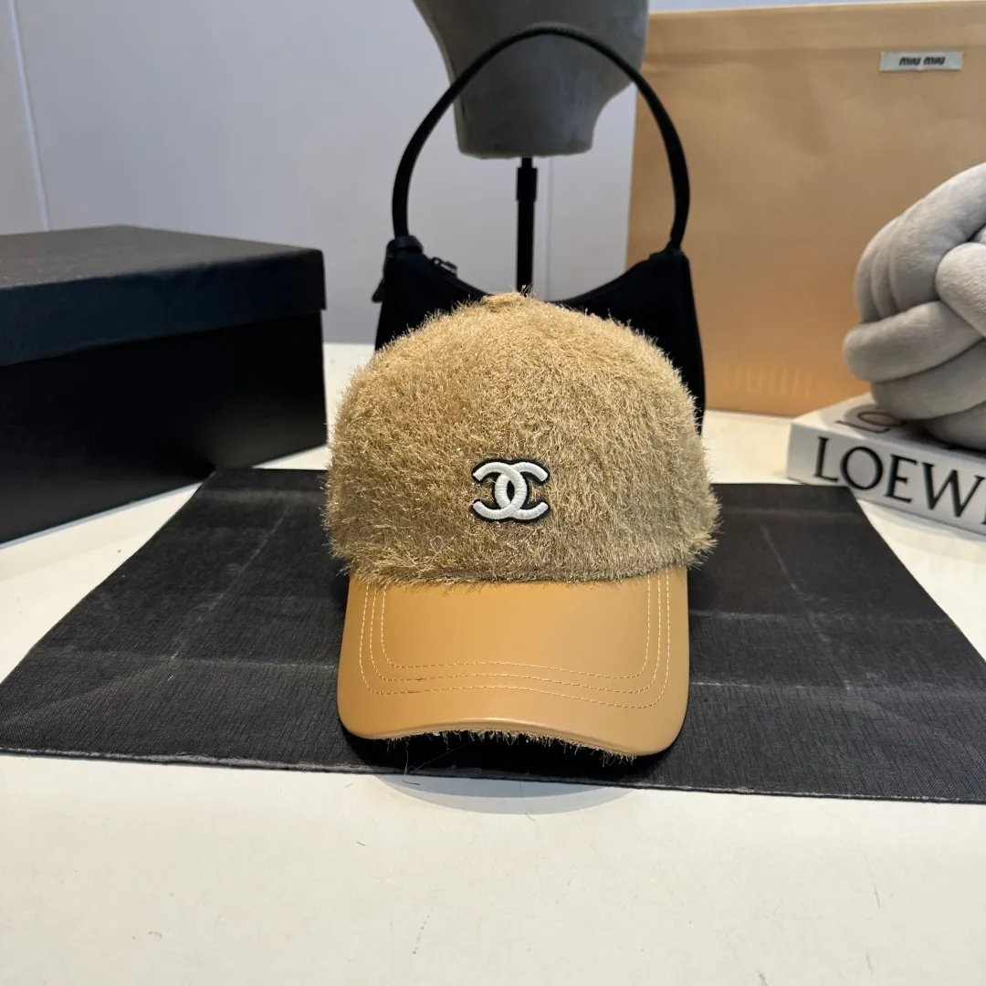 P60 CHANEL Chanel's new autumn and winter small fragrance style baseball cap🧢, the big brand model is super easy to match, one that you can wear with your eyes closed