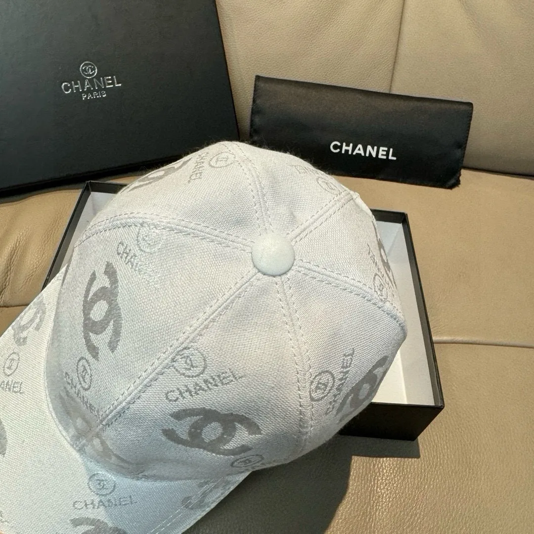 p90., Chanel (Chanel) classic original baseball cap, classic double C, 1:1 mold opening and customization at the counter, original canvas fabric + first layer of cowhide, light and breathable! The quality is great, the basic head circumference is 56cm, and the patch is adjustable.
