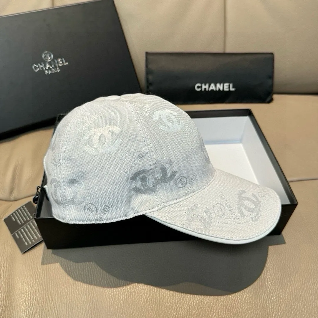 p90., Chanel (Chanel) classic original baseball cap, classic double C, 1:1 mold opening and customization at the counter, original canvas fabric + first layer of cowhide, light and breathable! The quality is great, the basic head circumference is 56cm, and the patch is adjustable.