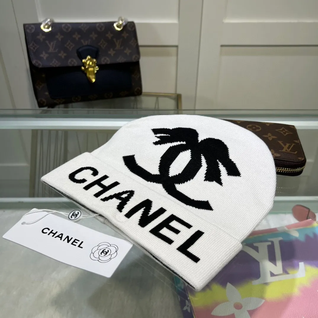 P44 comes with dust bag. CHANEL🎩cashmere wool quality knitted hat, fashionable, good quality, high-end, super soft! Super hot💖The texture is great and it’s great to match when out on the street! Fashion trends! A must-have item for autumn and winter, get it now!