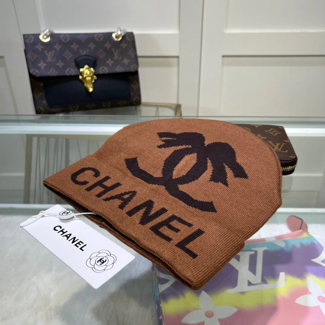 P44 comes with dust bag. CHANEL🎩cashmere wool quality knitted hat, fashionable, good quality, high-end, super soft! Super hot💖The texture is great and it’s great to match when out on the street! Fashion trends! A must-have item for autumn and winter, get it now!