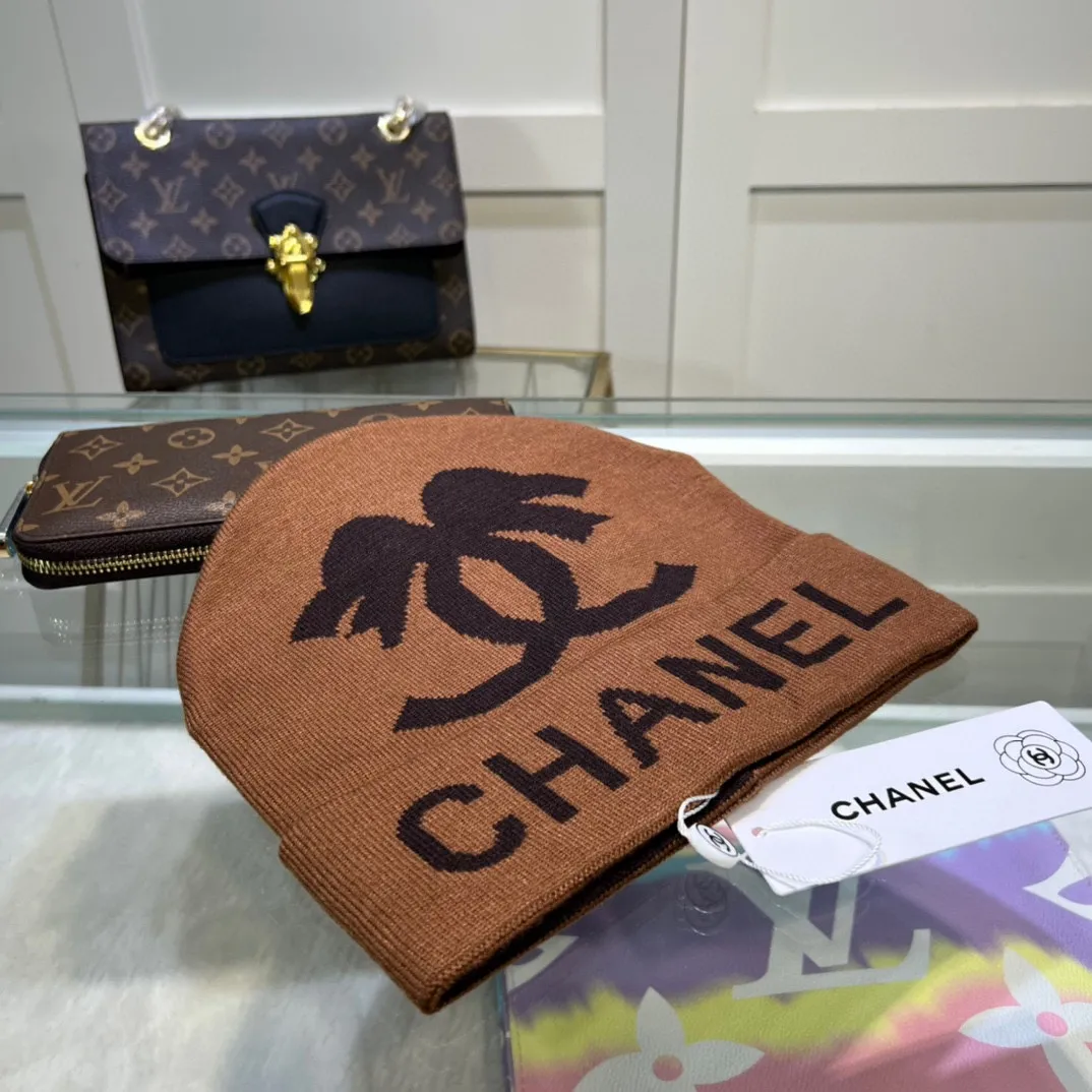 P44 comes with dust bag. CHANEL🎩cashmere wool quality knitted hat, fashionable, good quality, high-end, super soft! Super hot💖The texture is great and it’s great to match when out on the street! Fashion trends! A must-have item for autumn and winter, get it now!