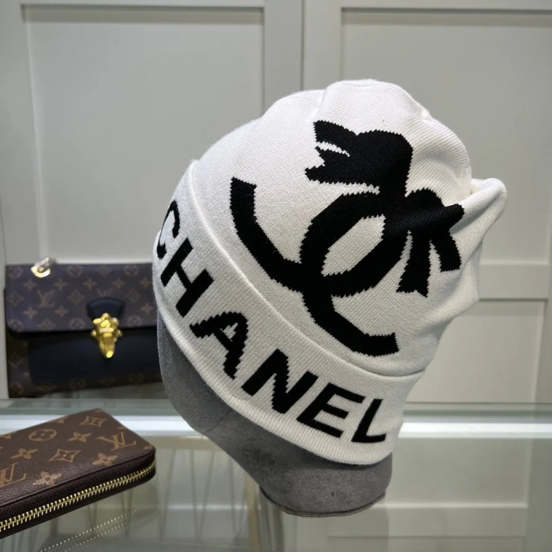 P44 comes with dust bag. CHANEL🎩cashmere wool quality knitted hat, fashionable, good quality, high-end, super soft! Super hot💖The texture is great and it’s great to match when out on the street! Fashion trends! A must-have item for autumn and winter, get it now!