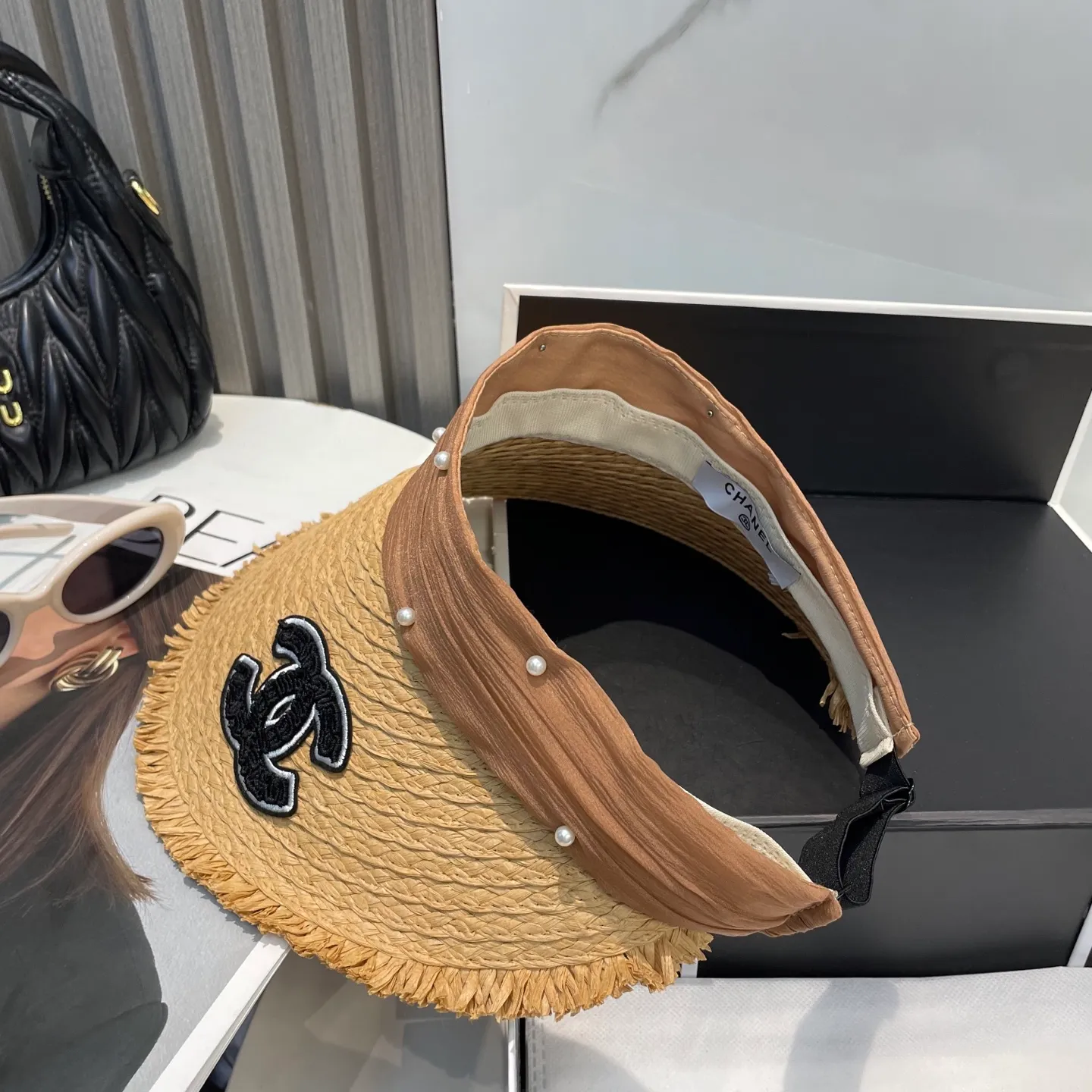 P70 Chanel's new hollow top hat, sweet style 💙Because the hat is hollow, you won't feel stuffy in summer and it doesn't pick up your hairstyle and face shape! The sun protection effect is no less than that of a professional sun protection cloth hat. Just buy the western style one🙄