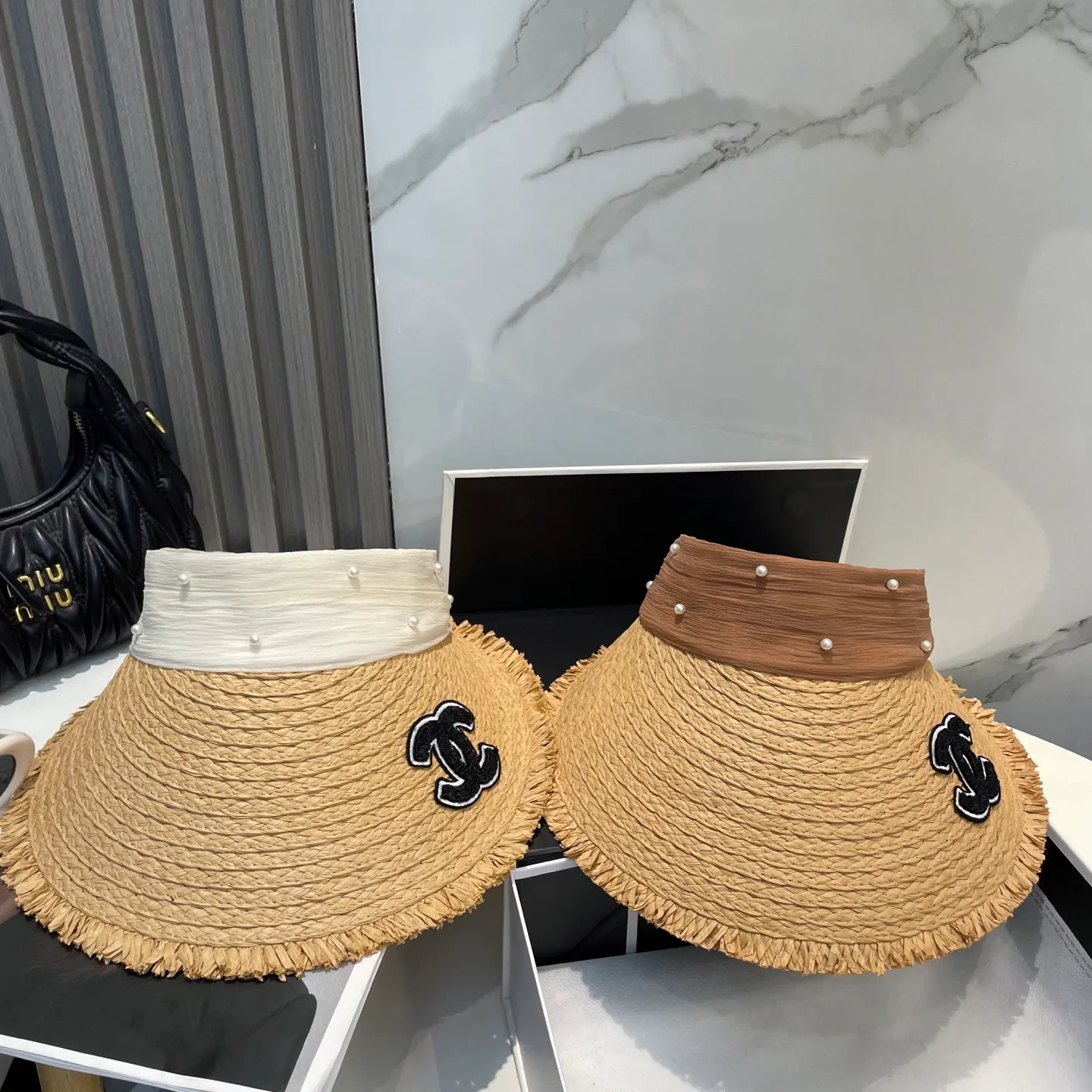 P70 Chanel's new hollow top hat, sweet style 💙Because the hat is hollow, you won't feel stuffy in summer and it doesn't pick up your hairstyle and face shape! The sun protection effect is no less than that of a professional sun protection cloth hat. Just buy the western style one🙄