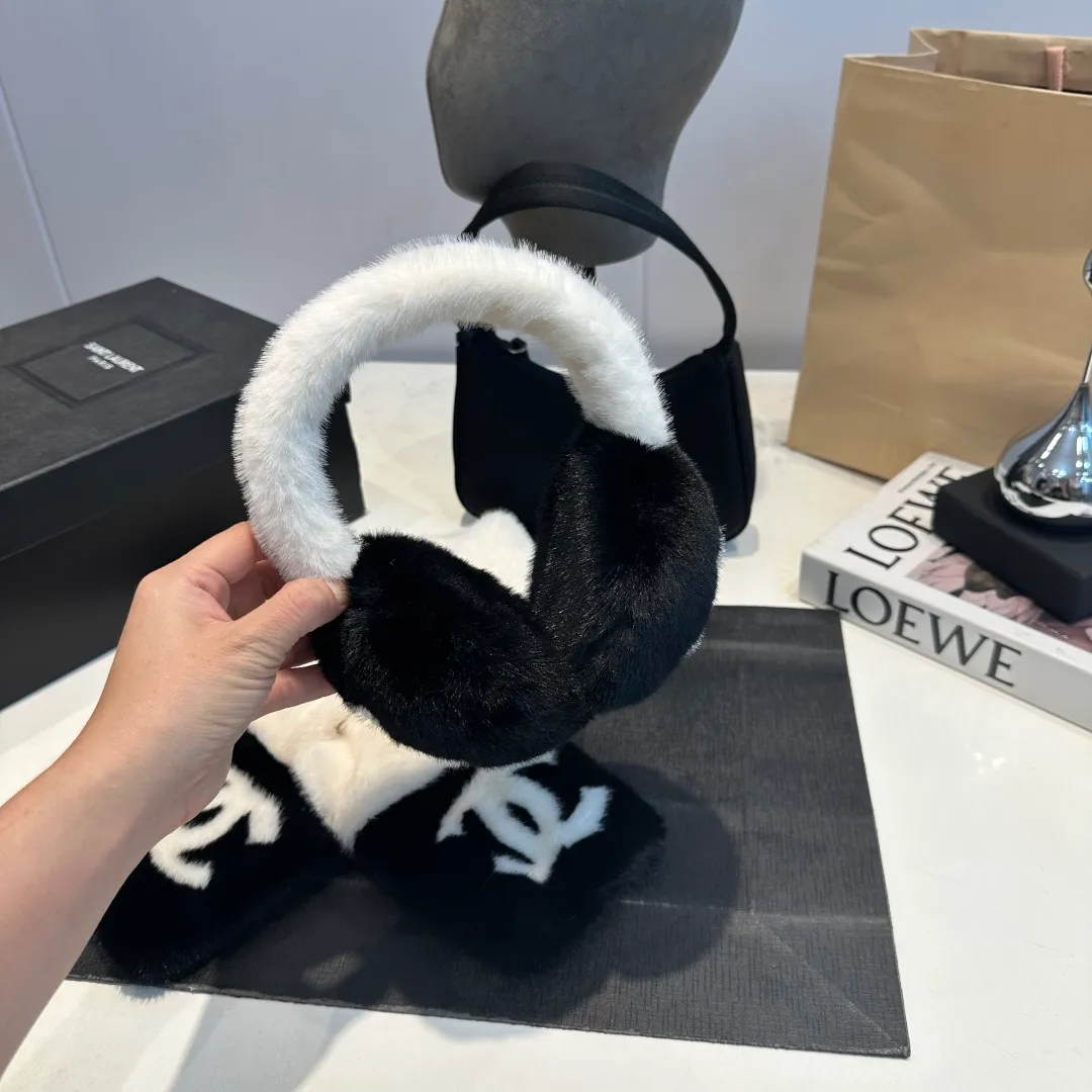 P130 for a set of 2025 new thickened rabbit fur earmuffs🦙 chanel ski series, top purchasing quality ~ double C logo earmuffs pure wool, rough texture, can be used by boys and girls, regardless of size, one size fits all. It can be called the Chanel elf in the snow🧚‍♀️. The temperature is cooling down and skiing in the north will be coming soon! Ear warmers, scarves, thunder hats, down jackets and other life-saving equipment must be prepared. Of course, if you want to take photos in the snow, we introduce this must-have celebrity-style Chanel earmuffs.