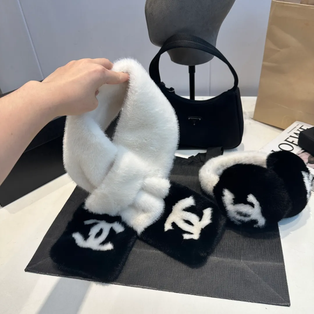 P130 for a set of 2025 new thickened rabbit fur earmuffs🦙 chanel ski series, top purchasing quality ~ double C logo earmuffs pure wool, rough texture, can be used by boys and girls, regardless of size, one size fits all. It can be called the Chanel elf in the snow🧚‍♀️. The temperature is cooling down and skiing in the north will be coming soon! Ear warmers, scarves, thunder hats, down jackets and other life-saving equipment must be prepared. Of course, if you want to take photos in the snow, we introduce this must-have celebrity-style Chanel earmuffs.
