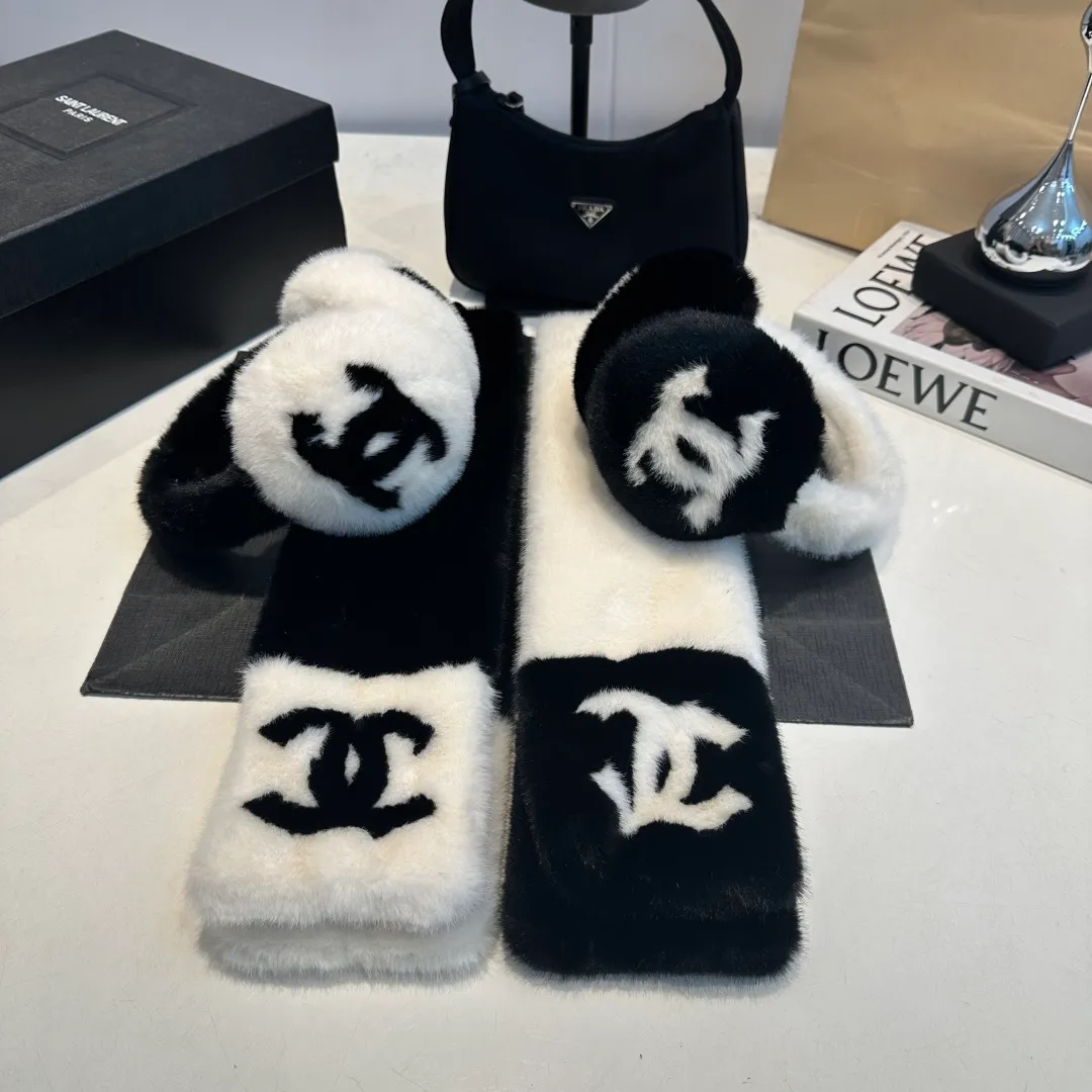 P130 for a set of 2025 new thickened rabbit fur earmuffs🦙 chanel ski series, top purchasing quality ~ double C logo earmuffs pure wool, rough texture, can be used by boys and girls, regardless of size, one size fits all. It can be called the Chanel elf in the snow🧚‍♀️. The temperature is cooling down and skiing in the north will be coming soon! Ear warmers, scarves, thunder hats, down jackets and other life-saving equipment must be prepared. Of course, if you want to take photos in the snow, we introduce this must-have celebrity-style Chanel earmuffs.