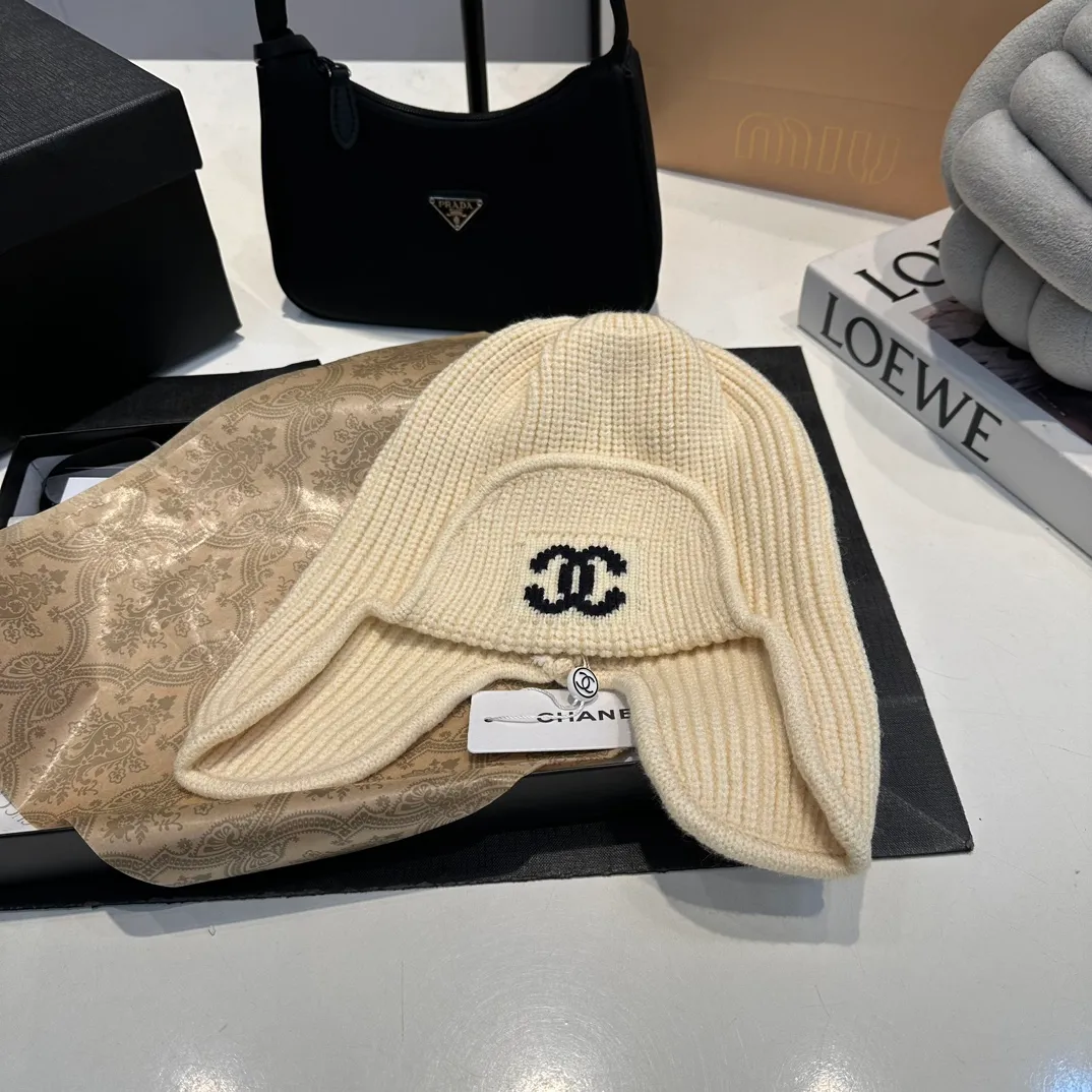 P60 Chane*🆕Chanel 24N new ski series wool hat, the popular Lei Feng hat all over the Internet, black and white, versatile and cool, can be worn by men and women as a couple, warm and good-looking, a must-have👍👍