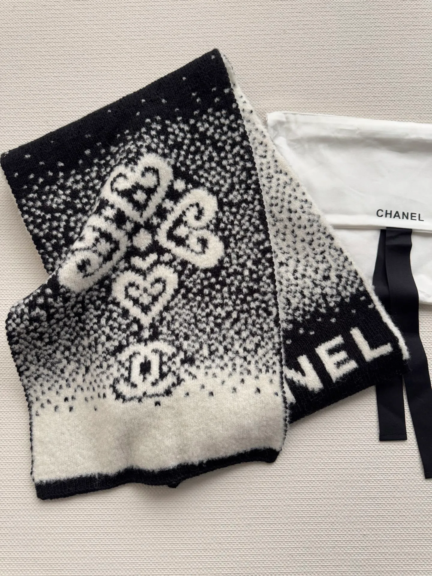 Scarf P540, hat P400, single selection available. New! Chanel (Chanel) gradient color block pattern scarf is made of wool blended material and 7-needle drawing process. The surface of the fabric has three-dimensional textures, a sense of layering, and a concave and convex grid texture. After the weaving is completed, the logo black and white classic color scarf is hand-picked to show the elegance. Wear it casually to create a simple and fashionable feeling and immediately enhance the overall look. 40% wool 32% silk 28% cashmere