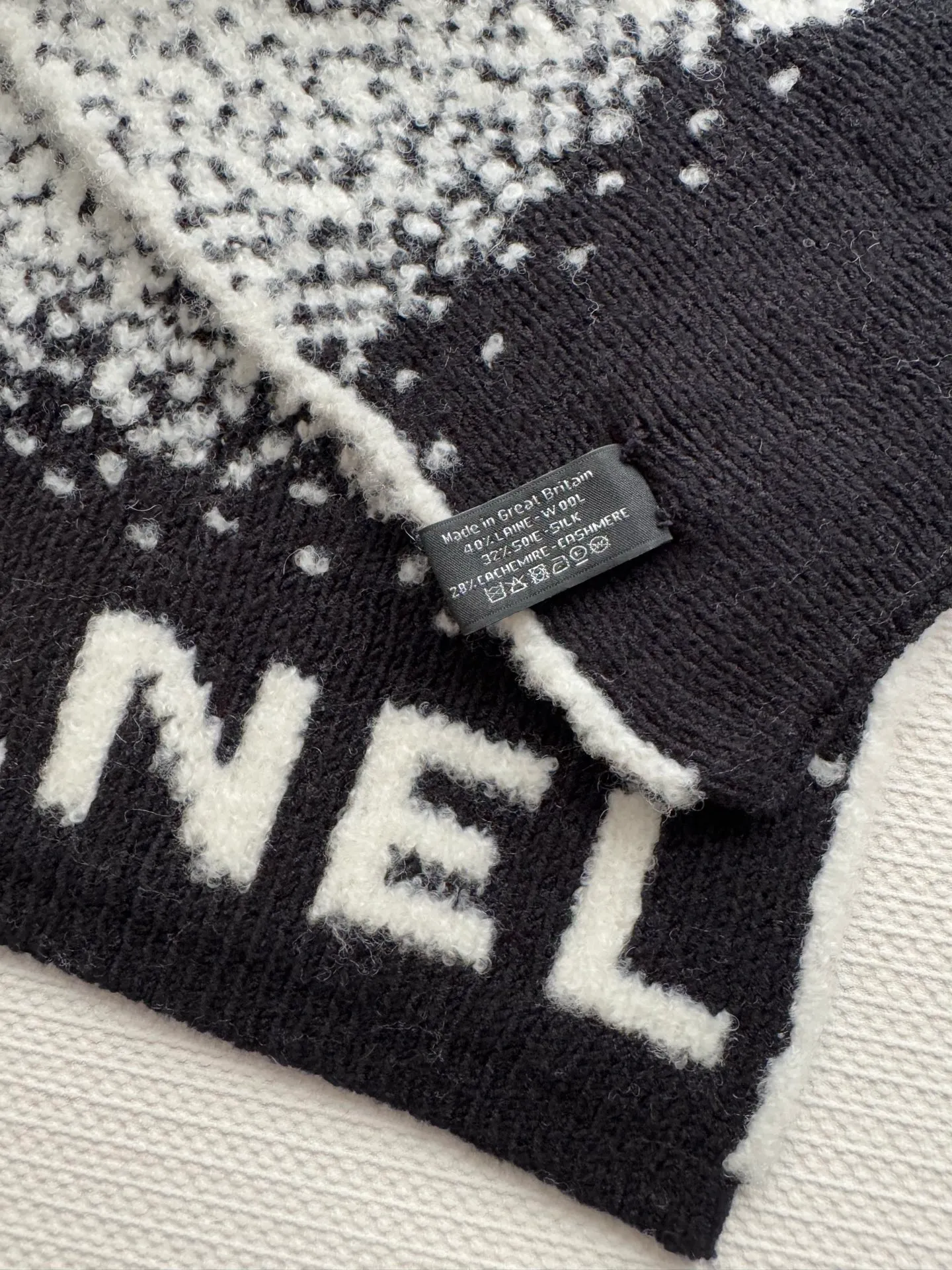 Scarf P540, hat P400, single selection available. New! Chanel (Chanel) gradient color block pattern scarf is made of wool blended material and 7-needle drawing process. The surface of the fabric has three-dimensional textures, a sense of layering, and a concave and convex grid texture. After the weaving is completed, the logo black and white classic color scarf is hand-picked to show the elegance. Wear it casually to create a simple and fashionable feeling and immediately enhance the overall look. 40% wool 32% silk 28% cashmere